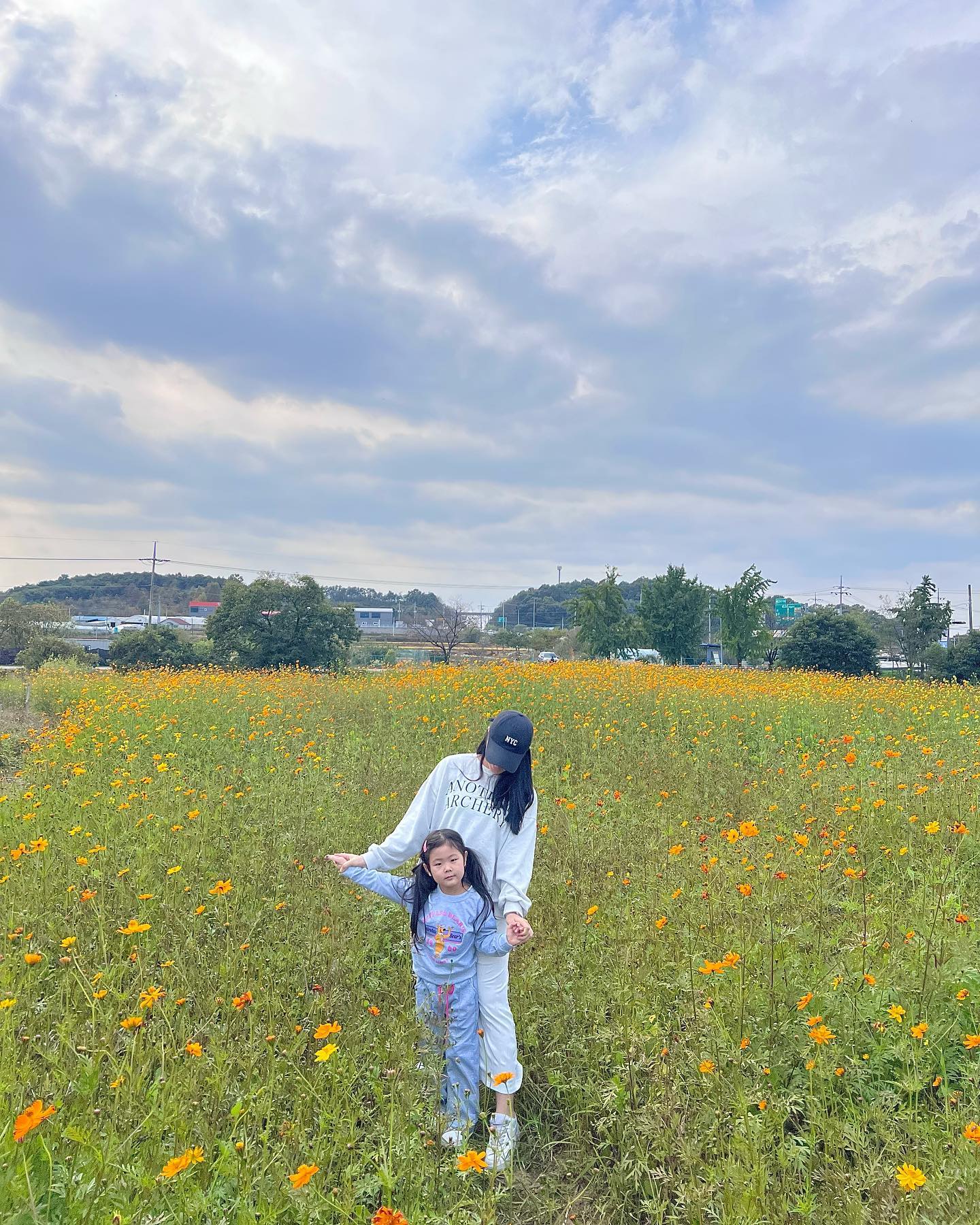 #가족사진 
셋이서 함께 찍을 수는 없었지만 
엄마,아빠,새봄이 모두 이쁜사진 골고루 겟🫶🏻 ⠀
⠀
⠀
#24주임산부 #예비남매맘 #황화코스모스 #아이와가볼만한곳 #가을나들이