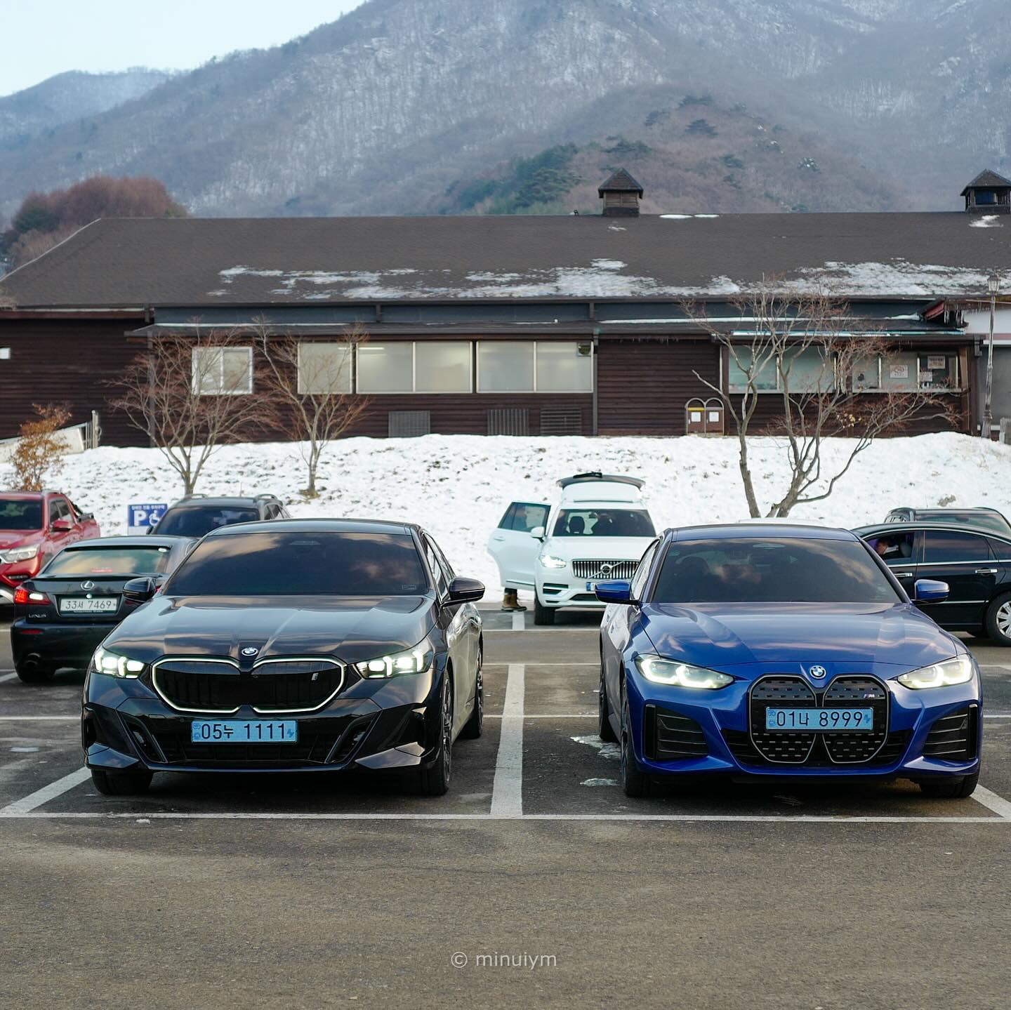 BMW i5 & i4 

시승차 두고
오랜만에 i4 타고 나온 이유
패밀리샷 남겨주기 위해 🥹

#bmw 
#bmwi5
#bmwi4 
#i5 #i4 
#carphotography 
#무주여행