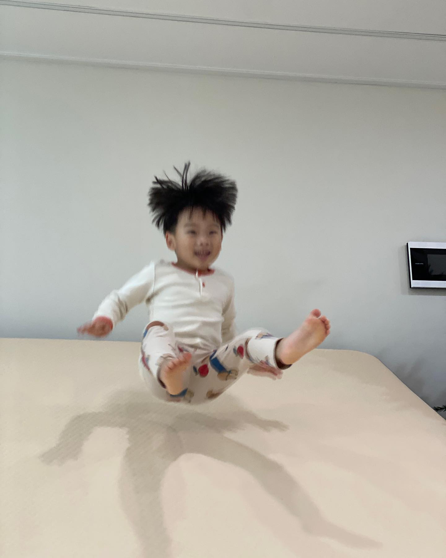 캠핑에어매트활용법

캠핑장비 집에서 묵히면 뭐하나
꺼내서 대형 미끄럼틀 만들기

위로 올라갔다 내려갔다만 해도
좋아함 ㅋㅋ 쩜프 가능!