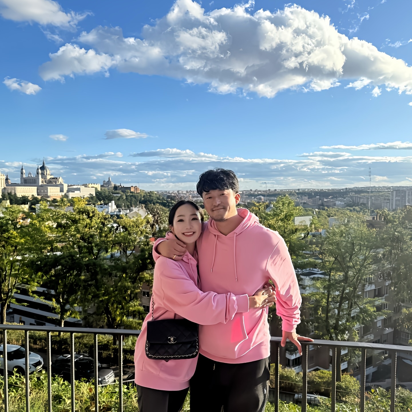 I like #couplelook 👫🏻💕
#madridspain 🇪🇸
#palaciorealdemadrid #마드리드왕궁
#templodedebod #데보드신전 
#laalmudena #알무데나대성당 

#커플룩코디 좋아하는 #우리부부 💖
신혼여행에서 85%이상을 #커플룩 입고 보낸 거 같아요~~
파자마까지 커플로 입는데 말 다했죠? 😆
이젠 신랑이기 전부터 장난꾸러기 울오빠 전부 따라가는 중 😅
이렇게 서로 닮아가나 봅니다 🥰