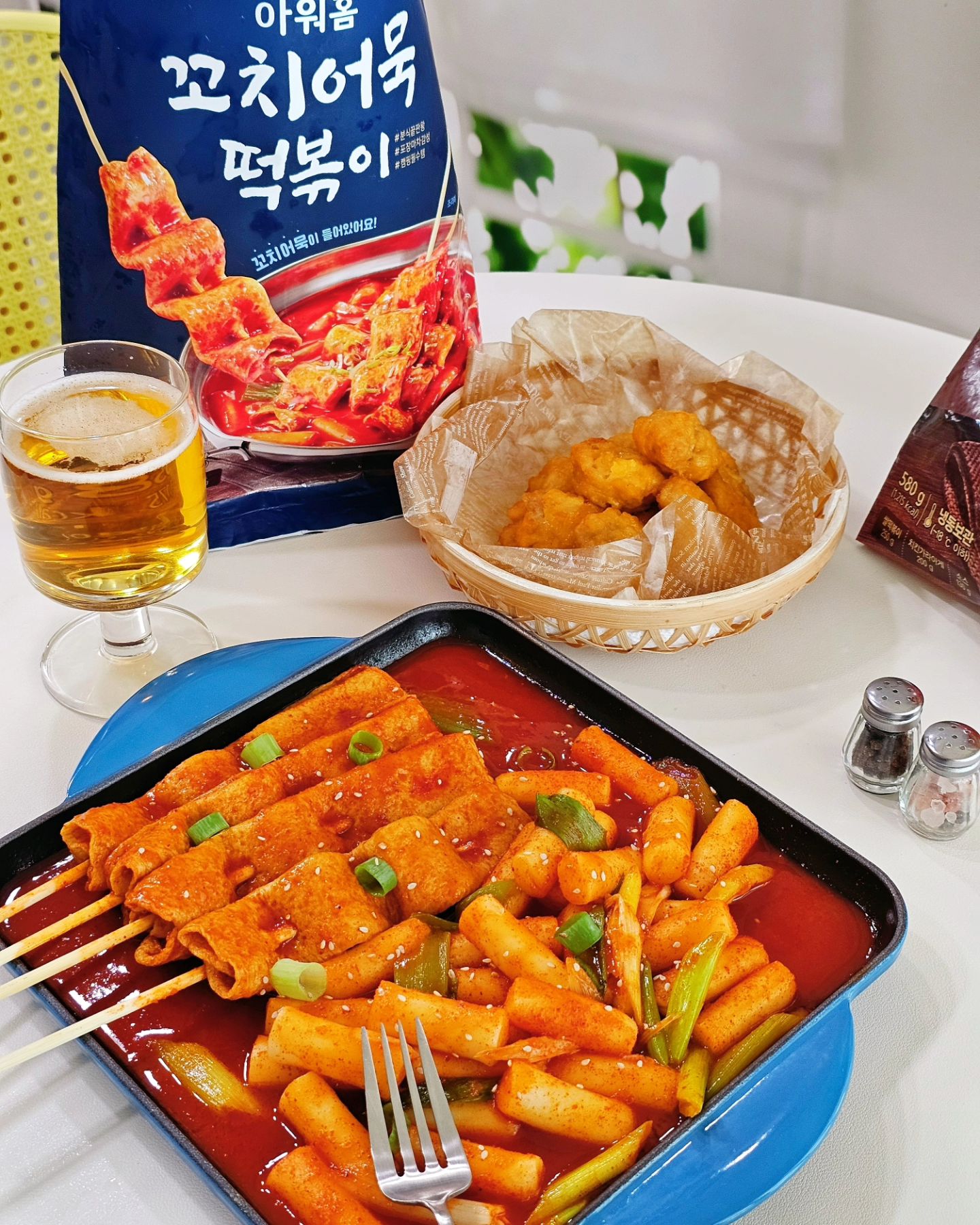 #광고

한국인의 쏘울푸드 떡볶이
꼬치어묵과 가라아게와 함께 
아워홈 하세요!

떡볶이와 함께 매운꼬치어묵은 필수잖아요.
거기에 튀김도 빠질 수 없는데
이제는 바삭한 가라아게와 함께 하세요.

아워홈 꼬치어묵 떡볶이는
갈칫살로 만들어 쫄깃하면서 넘치는 감칠맛 가득한
꼬치어묵이라고요.
꼬치어묵과 떡볶이의 환상적인 만남은
긴말 필요없죠!

매콤달콤한 떡볶이 국물에
바삭한 가라아게 콕 찍어먹으면
이것 또한 환상적

떡볶이와 최상의 궁합을 자랑하는
꼬치어묵과 가라아게.
간식은 물론이고 술안주, 캠핑음식으로
말 안해도 다 아시죠!

야식, 간식까지
아워홈 떡볶이가 책임집니다.
맛이 예술 저는 또 먹으러갑니다!

ourhome.delicious

#아워홈 #ourhome #아워홈떡볶이
#꼬치어묵떡볶이 #어묵떡볶이 #가라아게떡볶이
#치킨떡볶이 #아이간식 #술안주 #떡맥 #캠핑요리
#맥주안주 #주말메뉴 #오늘뭐먹지 #떡볶이
#홈쿡 #집밥 #요리 #쿡스타