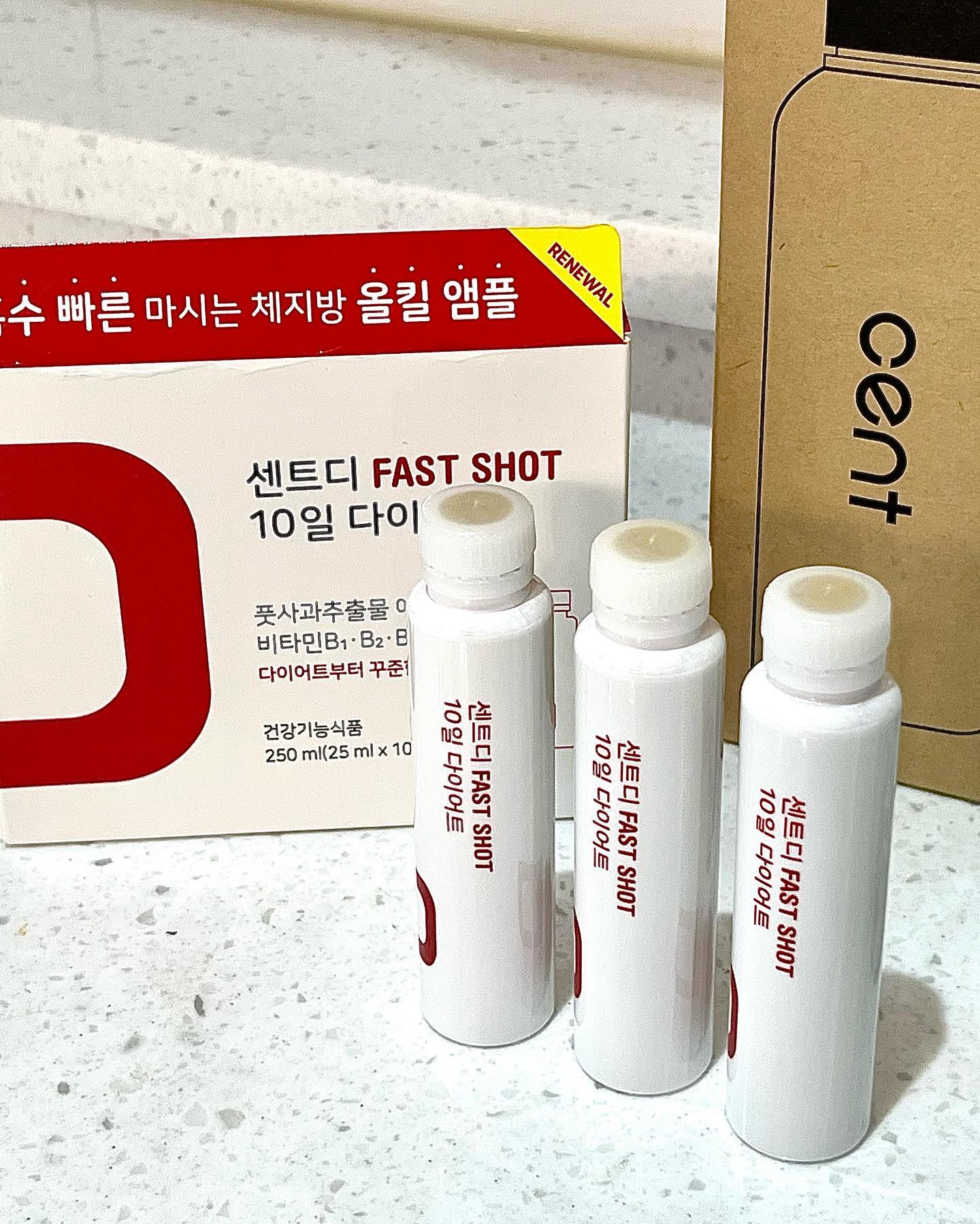 #협찬 #센트디
센트디 패스트샷 10일 다이어트 🍏🧊

⠀⠀
“신지 다이어트” 로 유명한 센트디 패스트샷
올리브영 풋사과 다이어트 보조제 앰플 리뷰 :)

🍏 풋사과 에이드 맛으로 맛있는 다이어트
풋사과 추출물 100% 식물성 성분으로
입으로 먹을 때도 맛있고, 부작용도 X

우리 몸 속 비타민B군 성분이 부족하면
탄수화물 대사가 부족해 비만이 될 확률이 증가!
고함량 비타민 앰플 센트디로 다이어트와 동시에
활력 증가, 얼굴 생기 동안피부까지 챙겨주기 💧

마시기 쉬운 앰플 형태가 개별 포장되어있어
하루 한 병씩 센트디 앰플을 챙겨 먹으면 끝!
물에 타 먹으면 사과물 아이스티 먹는 기분 ٩( *˙0˙*)۶ 

☑️ 총 7가지 인체적용시험결과 확인 완료
체중, BMI, 허리둘레, 엉덩이둘레, 복부내장지방면적
총 복부지방면적 감소, 아디포넥틴 지방분해 호르몬 증가

☑️ 다양한 부원료 함유
레드비트, 아프리칸망고종자추출물분말, 과라나추출분말
L-카르니틴, 아미노산혼합분말, 선인장열매농축분망, 엘라스틴

⠀⠀ 
-
Copyright 2024. 𝐦𝐚𝐧𝐧𝐲𝐚𝐦𝐨𝐨
All rights reserved.

#올리브영 #올리브영다이어트 #올리브영추천템 #다이어트 #다이어트앰플 #다이어트보조제 #연예인다이어트 #다이어트일기 #다이어트보조제추천 #센트디 #센트디효과 #센트디패스트샷 #센트디리뉴얼 #풋사과 #아이돌 #아이돌다이어트 #급찐급빠 #감량 #센트디부작용