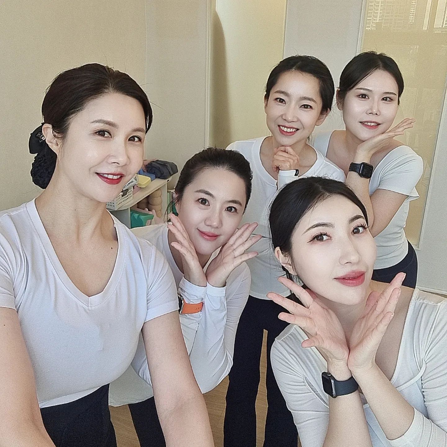 🌈젊고 예쁜 동생들이랑 식당에 갔더니...

✔️합창단이냐고 묻는다.

✔️늙은(?) 언니만 아님 무용단이냐고 물었을텐데...ㅎㅎ

🌈열정적이고 스마트한 그녀들♡

✔️수고했어, 오늘도♡

#순대국회동 #소중한인연 #좋은사람들