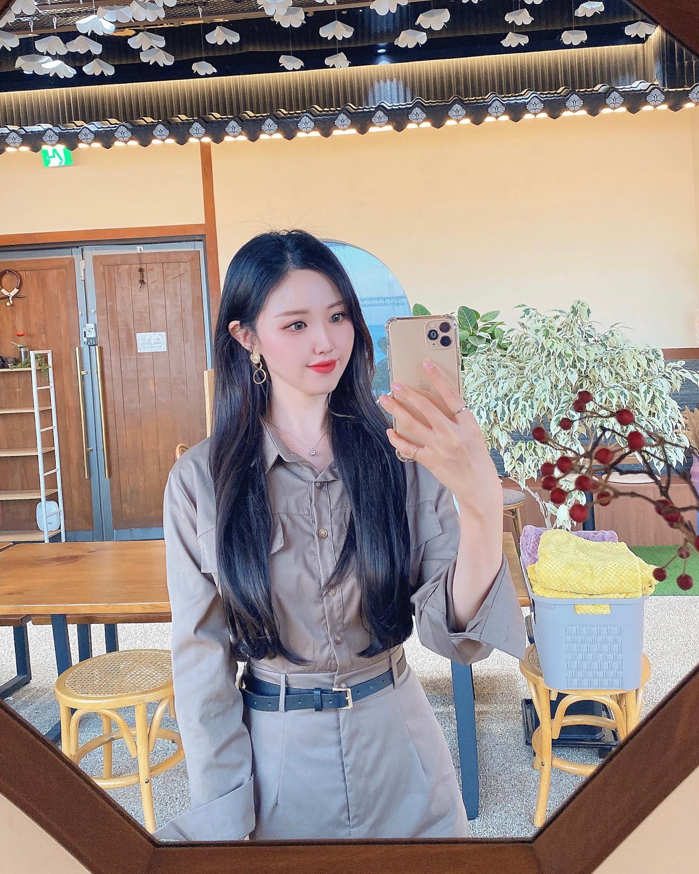 #협찬

울님들💓

한옥 컨셉의 분위기에 플랜테리어까지 완벽한 곳!🎐🌿🤍💚
광안리 오션뷰 한옥카페 ’비엔나커피‘ 다녀왔어요🫶🏻✨

곳곳이 셀카존에 천장엔 종이꽃들이 바람에 살랑살랑🌬️

비엔나 시그니처 메뉴인 아인슈페너는➰☕️
산미 없이 고소한 맛에 커피 위에 부드러운 크림이 가득❕☁️ 

(참고로 메뉴판에서 본 비엔나 커피의 의미는🌀1600년경 오스트리아 비엔나에서는 마차에서 내리기 힘들었던 마부들이 한 손으로는 고삐를 잡고, 한 손으로는 설탕과 생크림을 듬뿍 얹은 커피를 마신 게 오늘날 비엔나커피의 시초가 되었다니,,🧐👍🏻✨)

딸기라떼는 달콤상콤 그 자체였어요,,🍓❣

디저트로 더블초코스퀘어케이크는➰🍫🍰
진한 초콜릿 맛에 달지 않아 커피와 먹기 찰떡!😝💛

베리베리 바스크는➰🧀🍓🫐
210도 고온에서 단시간에 구워 베리토핑이 푸짐❣️
치즈도 듬뿍 들어있어서 꾸덕하면서도 부드러운 식감이 최고였어요!👍🏻✨

노을뷰도 예뻤지만 저녁이 되면서 보름달 모양의 조명이 밤 분위기에 더해져 감성 가득❕
광안리 오션뷰와 조화되어 찐 달처럼 보여서 너무 예뻤어요!😙🌕🌟

흘러나오는 퓨전 가야금 음악 소리와 함께 한옥 분위기 감성 가득한 광안리 오션 뷰 카페 들려보세요!😘💚💖

◽️ 부산 수영구 광안해변로 165 2층 202호
◽️ 매일 10:00 - 23:00 / 22:30 라스트오더
◽️ 0507-1351-9326
◽️ 주차 : 건물 내 주차가능

viennacoffee.gwanganri

#광안리카페 #광안리디저트 #광안리오션뷰카페 #광안리오션뷰 #광안리맛집 #광안리데이트 #광안리가볼만한곳 #비엔나커피광안리점 #광안리