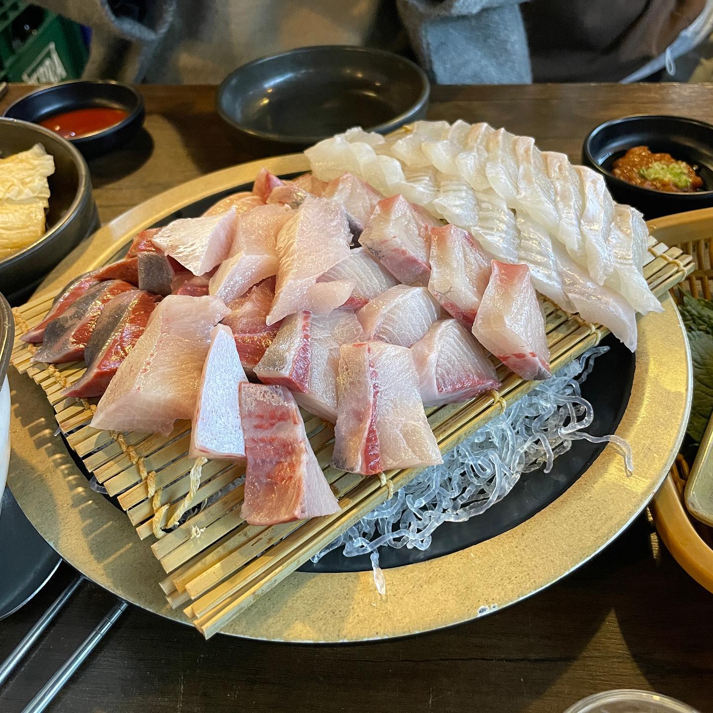 방어에서 수족관 물 비린내가 안난다니!!
여태 내가 먹었던건 대체…?

#방어 #활어회 #강남