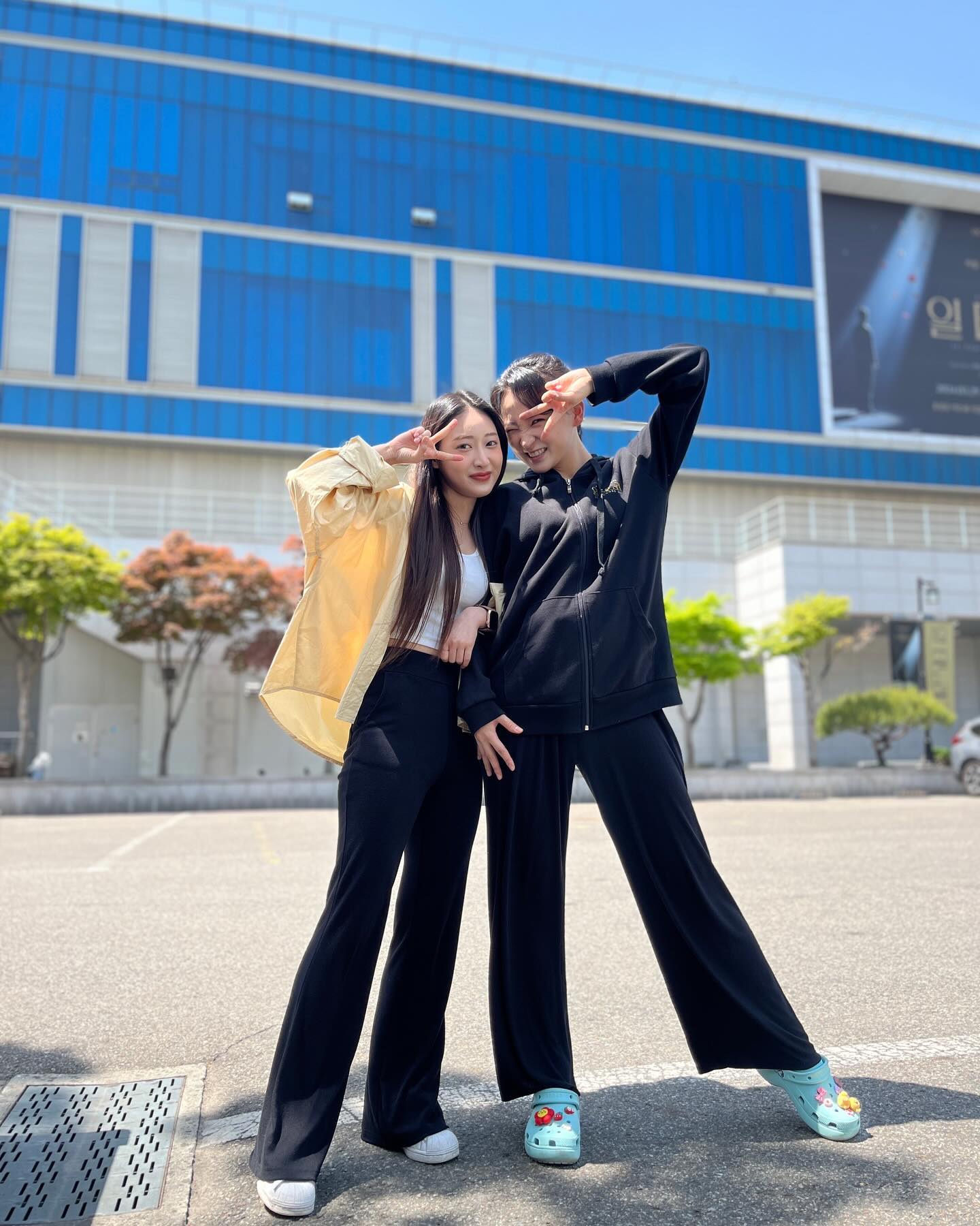 싸룽하는 내 동기 💛
같은 극장에서 연습하고 공연하는데 한달이 지나서야 만났다 🥹 
서울살이하는 부산소녀들 화이팅 🫶🏻🫶🏻🫶🏻
#베어더뮤지컬 #일테노레