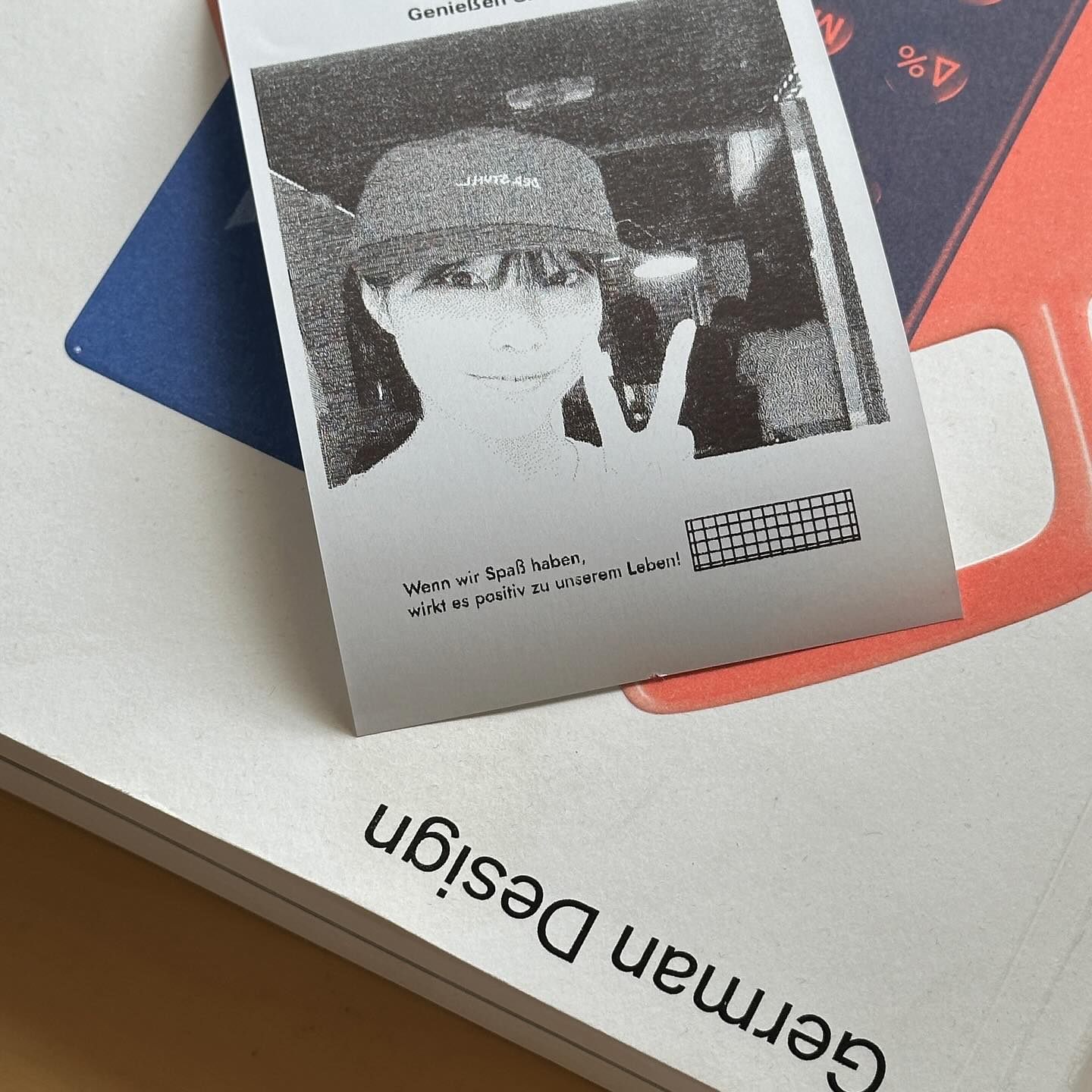 .
짧은 앞머리와 짧은 단발은 모자랑 참 잘 어울리고, 비오는 날의 창문 너머 보이는 어두운 초록잎들은 오늘따라 더욱 예뻐보이고 그리고 그리는 일상