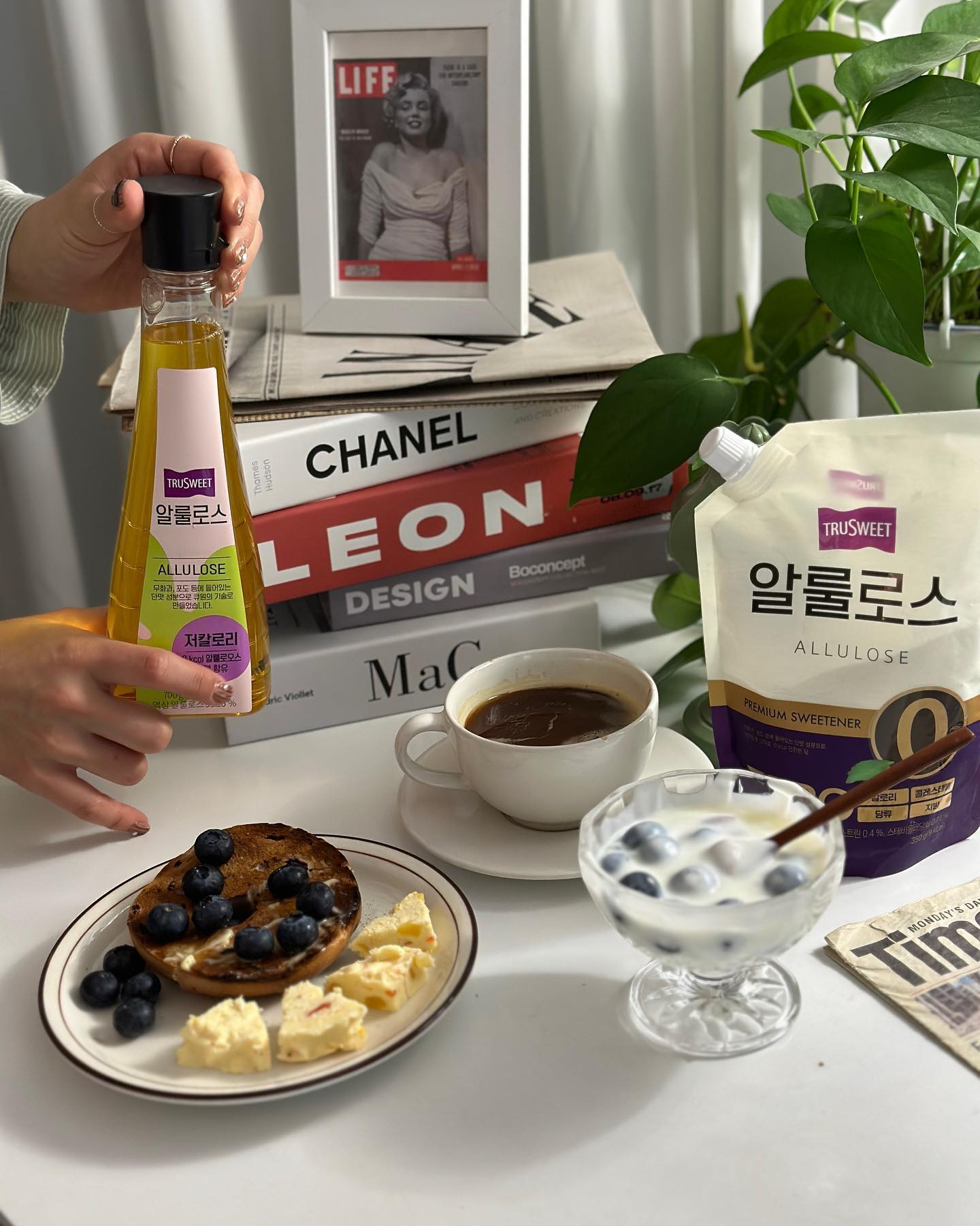#협찬 qone.kr 
집에서 간단하게 브런치에 커피 한잔으로 홈카페 자주 즐기는데 
시럽이나 잼 대신 선택한 큐원 트루스위트 알룰로스(๑˃̵ᴗ˂̵)

설탕이나 올리고당과 동일한 양으로 사용하면 달콤함은 그대로, 저칼로리 0kcal 알룰로오스를 함유한 건강한 당 제품이라 요리할 때는 물론이고 베이킹, 샐러드드레싱, 그릭 요거트에 넣어 먹어도 부담이 덜해요. 

TRUSWEET 알룰로스 분말도 있으니 선호도에 따라 선택하시면 될 것 같아요. 입자가 고와서 찬물에도 잘 녹기 때문에 모든 요리에 간편하게 쓸 수 있답니다. 

온 가족이 함께 먹는 음식, 나를 위한 음식에는 대체당인 큐원 트루스위트 알룰로스 사용해 보세요💛

#큐원트루스위트알룰로스 #trusweet알룰로스 #알룰로스분말 #큐원 #알룰로스 #알룰로스추천 #알룰로스사용법 #건강한당추천 #대체당추천 #건강한당 #알룰로오스 #저칼로리 
<큐원 트루스위트 알룰로스>판매원(주)삼양사, 제조원(주)삼양사 울산 2공장 
<TRUSWEET 알룰로스> 유통전문판매원 (주)삼양사, 제조원 (주)에버헬스케어 농업회사법인