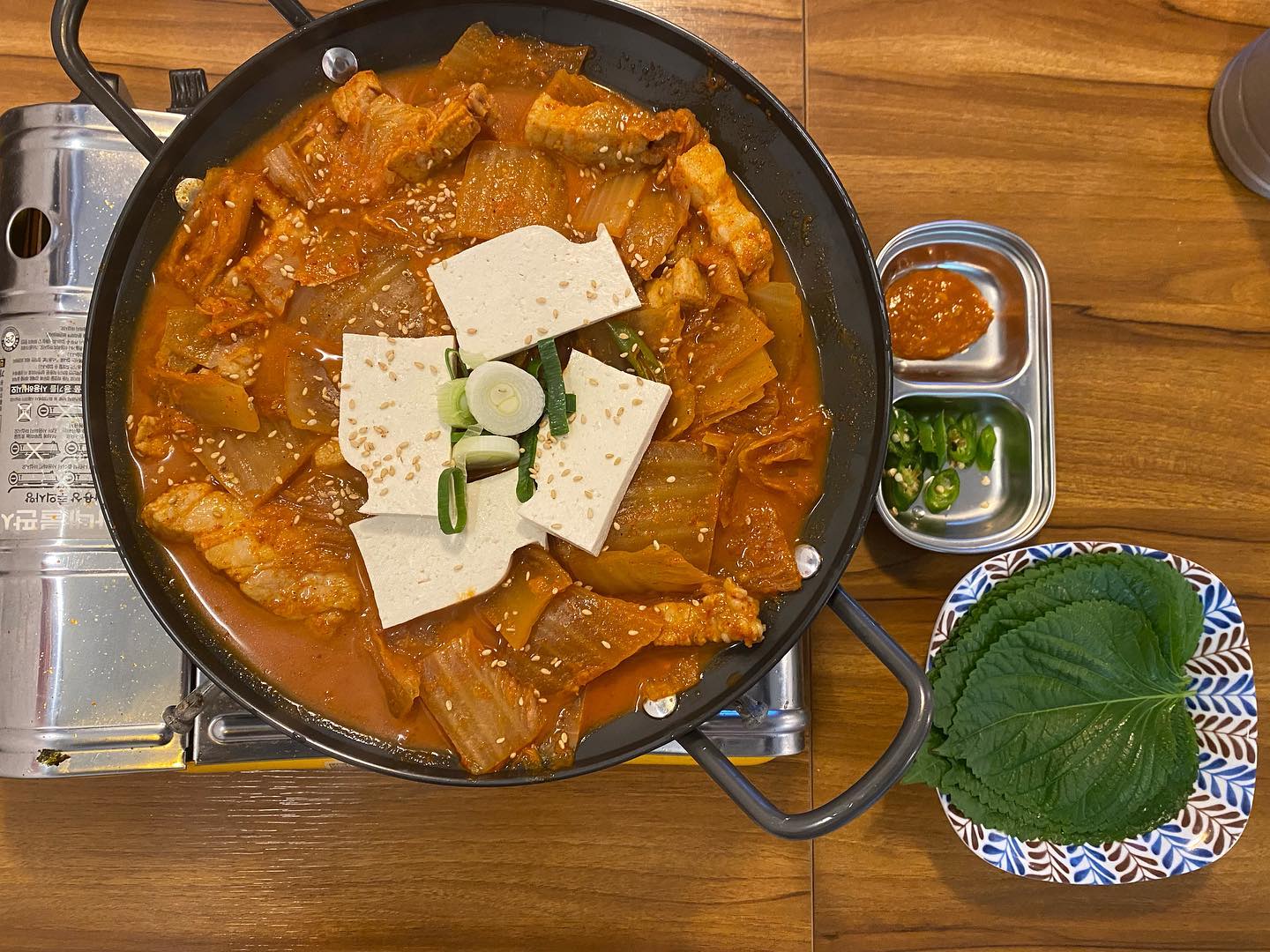 정말 맛있는
김치찜이 있는 데이파크 맛집인
선봉집에 다녀왔어요~
⠀
돼지김치찜인데
안에 있는 돼지고기가 정말 큼지막❤️
⠀
밥이랑 국물 자작하게 비벼 먹으면
정말 꿀맛이네요!
⠀
#성복데이파크맛집#선봉집#성복역맛집#먹스타그램#요리그램#맛스타그램#먹스타그램#맞팔#요리스타그램#쿡스타#가정식#집밥스타그램#먹스타#맛스타