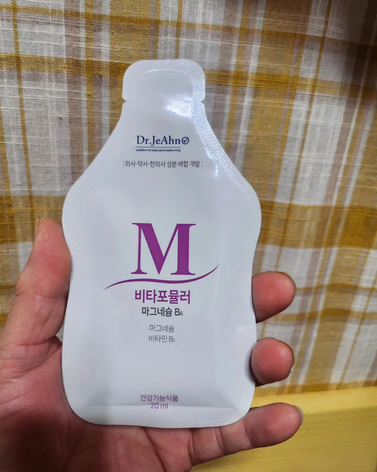 이거이거 강추

#천연안정제
#비타포뮬러마그네슘b6
#닥터제안

마그네슘이 눈꺼풀 떨리는데만 좋은거라고 알고있었는데
천연 안정제라 불리운다고 하네요

전문가가 아니라서 
자세한 설명을 못하지만
새벽에 퇴근해 새벽부터(5시30분~6시)부터 낮까지(12시~1시)자는 나로서는
수면장애가 너무 힘들었고
몇달을 병원에서 #스틸녹스 처방받아서 먹고 
잠들었었어서
이런 수면유도제가 잠은 자는데
좀더 몽롱하고 잠을 자도 개운하지 않음

요즘 젤 많이 보는 컨텐츠
약사님들 인스타에서

마그네슘에 대한걸 알게되고
흡수는 액상이 젤빠르다길래

네*버나 쿠* 에서 32000~34000원 정도에 구입해서
몇달 섭취중인데 
섭취후 수면장애는
"내가 언제 뜬눈으로 떠오르는 해를 맞이했을까?"라는 생각을 했을정도로 사라졌음

마그네슘 검색해보시고 
내가 마그네슘이 필요하다 싶으면 
꼬옥 액상형으로 구입해서 드세요

ㅋ요고요고
맛도 좋아요~~ 

이달초에 2달분 구입했는데
supermom_yaksa 👈님 공구보니
할인율이 좋아서 4박스 구매

필요하신분들~~~ㅎㅎ
고고

*광고아님* 

독거중년미혼여자사람의 오지랍임~~~~ㅋㅋㅋㅋ

건강하게 천천히 늙어가는게 목표인

독거중년미혼여자사람

사실 진짜 독거는 아니고 가족이랑 살고있음~~ㅋㅋㅋㅋ

수면은 노화의 큰 영향을 주는듯~~~~ㅋㅋㅋ

내주위의 모든 분들
건강하시고 

또 뜬금없이 ㅋㅋ
돌아오겠습니다~~ㅎㅎ