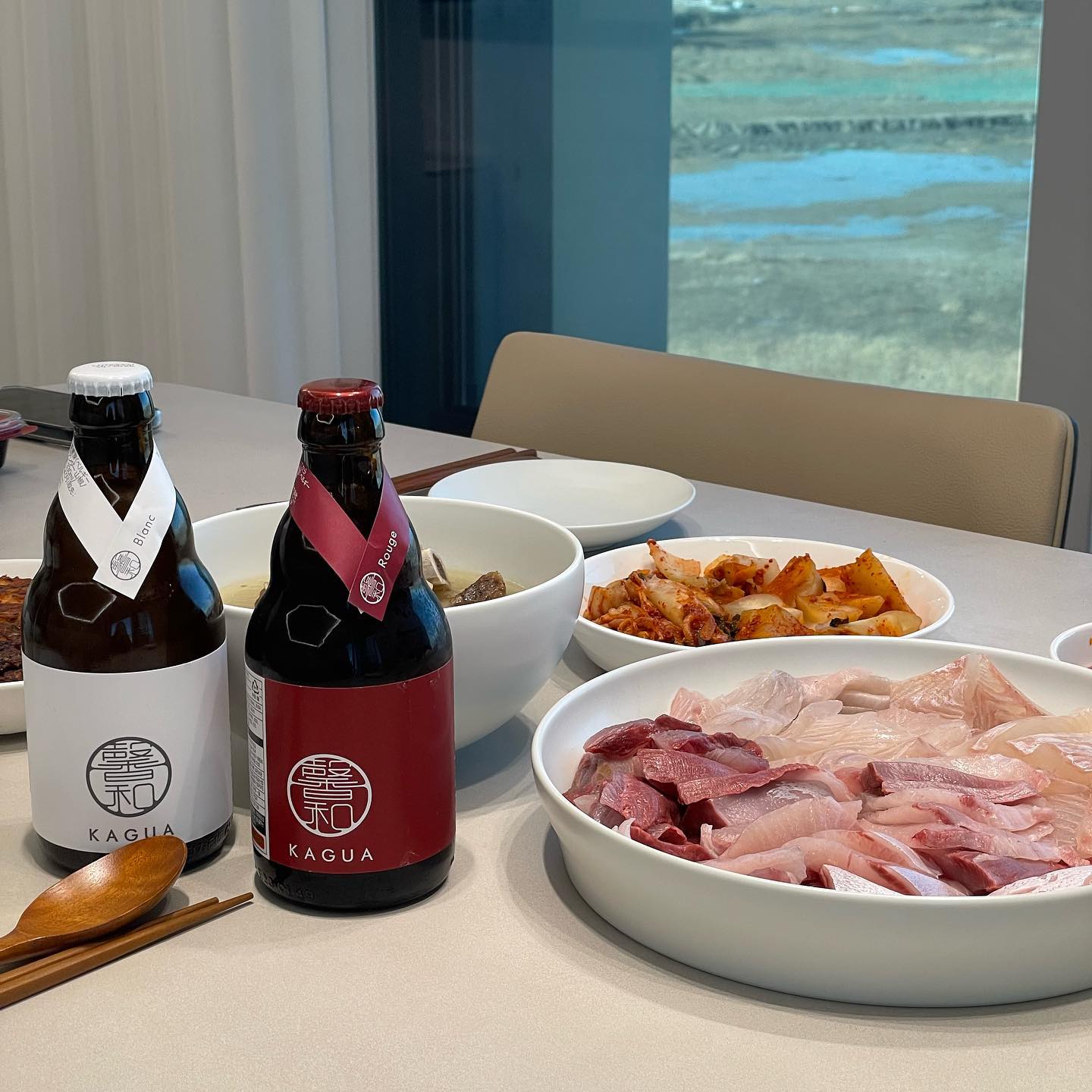#협찬 수제맥주 <카구아 블랑 & 카구아 루즈>

맥주 lovers! 오늘은 진짜 특별한 맥주를 소개해드리려고 해요. 
바로 카구아 블랑과 카구아 루즈! 🍻✨

먼저, 카구아 블랑! 이 맥주는 한 마디로 ’상큼 발랄‘ 😍 금빛 색상에 첫 모금은 상큼한 감귤류의 향이 가득, 마무리는 섬세하고 깔끔해요. 
그런데 여러분, 제가 이 맥주를 신선한 회와 함께 했는데, 그 맛이 정말 환상적이었어요! 회의 부드러운 맛과 카구아 블랑의 상큼한 맛이 완벽하게 어우러지더라고요! 🍣🍋

그리고 카구아 루즈! 이건 ’진한 매력‘의 정석! 🍇🌹 붉은 빛깔에 베리와 과일의 향이 입안 가득 퍼지는 건데요, 달콤하면서도 살짝 톡 쏘는 맛이 매력 포인트! 치즈나 구운 고기와 함께하면 더욱 맛있어요. 회와 함께해도 그 특유의 풍미가 더욱 돋보이더라고요. 🧀🥩🍣

두 맥주 모두 디자인도 엄청 고급스러워서 선물용으로도 딱! 🎁🌹 카구아의 독특한 맛과 풍미, 진짜 맥주 애호가라면 꼭 한번 맛봐야 할 아이템 이랍니다.✨

지금 와디즈펀딩이 진행중이라고하니, 아래 링크로 접속하셔서 얼른 한번 둘러보시고 맛보시길 바래요💗

➿phi21_kr
 - https://www.wadiz.kr/web/wcomingsoon/rwd/255712
- 본펀딩 1/18, 펀딩종료 1/31, 픽업 2/3~3/3까지 ​ 
- 지나친 음주는 뇌졸중, 기억력 손상이나 치매를 유발합니다. 
- 임신 중 음주는 기형아 출생 위험을 높입니다.

#프리미엄에일카구아 #와디즈펀딩맥주 #와디즈맥주