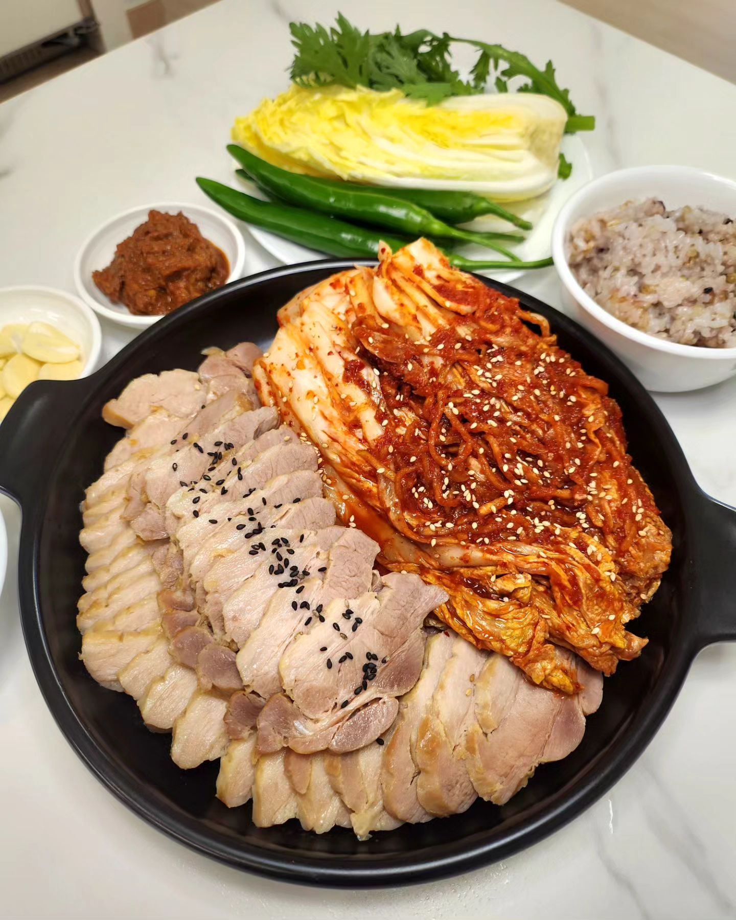#제품제공 #밥상앤김치
100% 우리 농산물로 만들어 믿고 먹는
맛있는 김치 왔어용! 😋

김치 귀신 저희 부부는 특히 이런 
갓 담근 #생김치 생기면 너무 반가운데요!🤗

따뜻한 밥에 김치만 먹어도 너무 맛있지만
밥상에 고기 빠지면 큰 일 나니까!
돼지런하게 #수육 삶아 봤어여😎 ㅋㅋㅋㅋ

밥상앤김치는 
HACCP 인증 시설에서 위생적이고 깨끗하게 관리해서
집에서 담궈먹는 김치맛을 내기 위해 
힘들지만 일일히 손으로 직접 양념도 버무리고 치댄다는거~

가끔 김치 잘못 사면 익을수록 맛이
이상하게 변하는 곳도 있던데😬
여긴 익을수록 톡 쏘는 유산균으로 맛있게 발효 된다고~

물론 저희는 이렇게 고기까지 삶으면
한 끼에 김치 반 포기 정도는 다 먹어서
익힐게 없지만요🤣ㅋㅋㅋㅋㅋㅋㅋㅋㅋ

젓갈맛이 강하지 않고 시원한 맛의 
경상도식 배추김치예요~👍

오늘도 맛있는 김치 덕분에 #보쌈 에
쏘맥 한잔 하며 든든하게 잘 먹었어요~😋

.
.
.
.
.
.
.
.
.
.
앤라이프샵 🛒
https://m.smartstore.naver.com/nlifeshop/products/5098008058?nt_source=cloudreview&nt_medium=exp&nt_detail=20240229

#앤라이프샵#김치#배추김치#김치주문#맛있는김치#국산김치#보쌈김치#수육김치#국내산김치
#집밥#홈쿡#신혼#신혼밥상#저녁밥상#신혼저녁밥상#홈술#노동주#안주#술상#맛스타그램#쿡스타그램#먹스타그램#가정식#선팔맞팔#먹팔환영