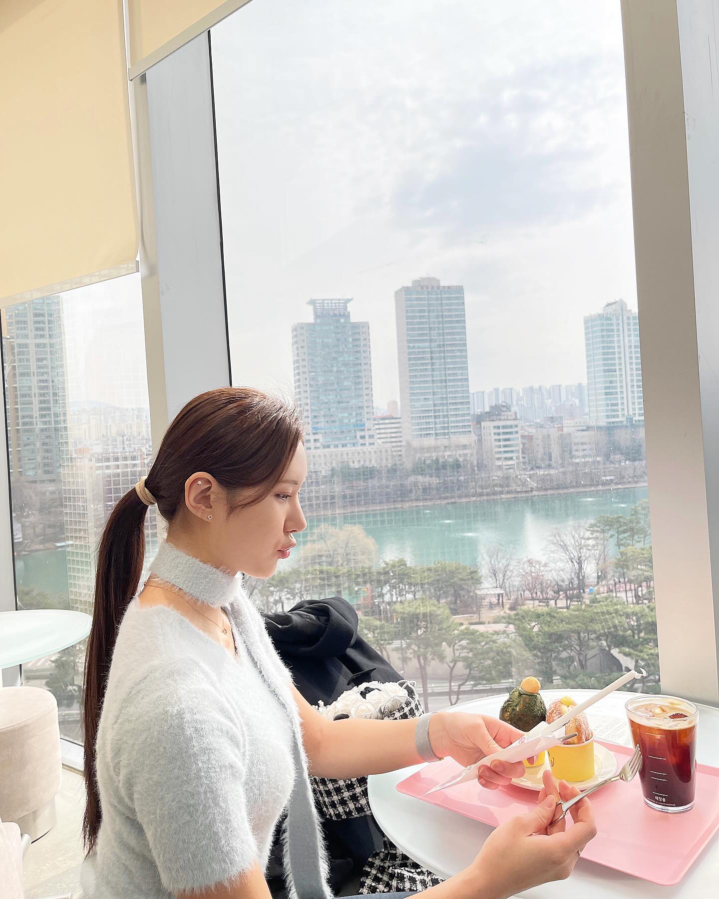 25쨜 생일🎂🎉

몸과 마음이 건강함에 감사

주어진 일과 하고 싶은 일들을
열심히 하며 살아갈 수 있음에 감사한 삶🤍