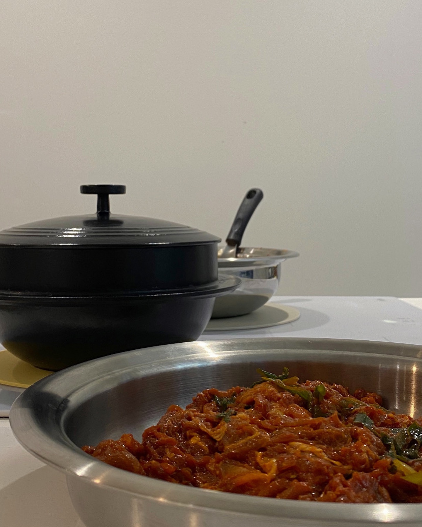 🔥
초량동 불백집 아시나요 ?

어제 저녁, 기사식당 오픈했어요.

퇴근 후에 옷 정리, 가방 정리
그리고 손 씻고 주방을 열어요.

가마솥에 포옥 폭 밥 짓는 동안
늘 같은 레시피로 된장찌개 보글보글.
넓은 팬에 고추장 제육 옮겨담고요. 🥣

된장찌개가 맛있게 끓고나면
냄비 뚜껑 덮어 불 위에서 내려줍니다.

아보오일 🥑 + 고추장제육
센 불에 슥삭슥삭 볶다가 완성 후엔
🔥🔥🔥 마무리로 🔥🔥🔥
퐈이아 - 토치로 불맛 입혀주고요.

뜸 들여 잘 지어진 맛있는 가마솥밥,
주걱으로 휘휘 저어 밥그릇에 담아내고
상추까지 곁들여 툭탁툭탁 상차려요.

초량 불백집들의
그 갬성은 감히 따라갈 수 없지만
불맛 입힌 제육에 된장찌개, 갓 지은 가마솥밥
곁들여준 싱싱한 쌈채소까지 -

집에서도 맛있게,
행복한 저녁시간 보냈습니다. 🥣
.
.
.
.
#불백
#제육볶음
#고추장제육볶음
#밥상
