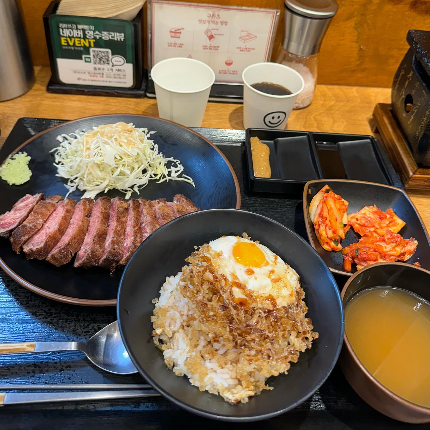 #협찬 마곡에있는 규카츠정 다녀왔어요 !! 
제가 먹은 규카츠 중에서 가장 맛있고 부드러웠어요
일본정통식 조리법으로 규카츠 단일메뉴에 집중한것 같아요
그래서 그런지 대표메뉴 세개를 먹었는데 다 맛있더라구요👍🏻

개인화로가 있어서 직접 취향대로 구워먹을 수 있어서
재미도 있고 완전 취향저격이에요 ㅎㅎ
마곡 대표 맛집으로 인정! 근처 직장인분들 점심에 혼밥하기도
좋고 일끝나고 간단하게 맥주 한 잔 하면 일본 안가도 될듯
피규어도 귀엽고 분위기도 일본느낌이라 재밌더라구요
그리고 직원분들두 친절하세요!
마곡 맛집 규카츠정 추천드려요🤍

주소 : 서울 강서구 공항대로 227 마곡센트럴타워1차 1층 114호