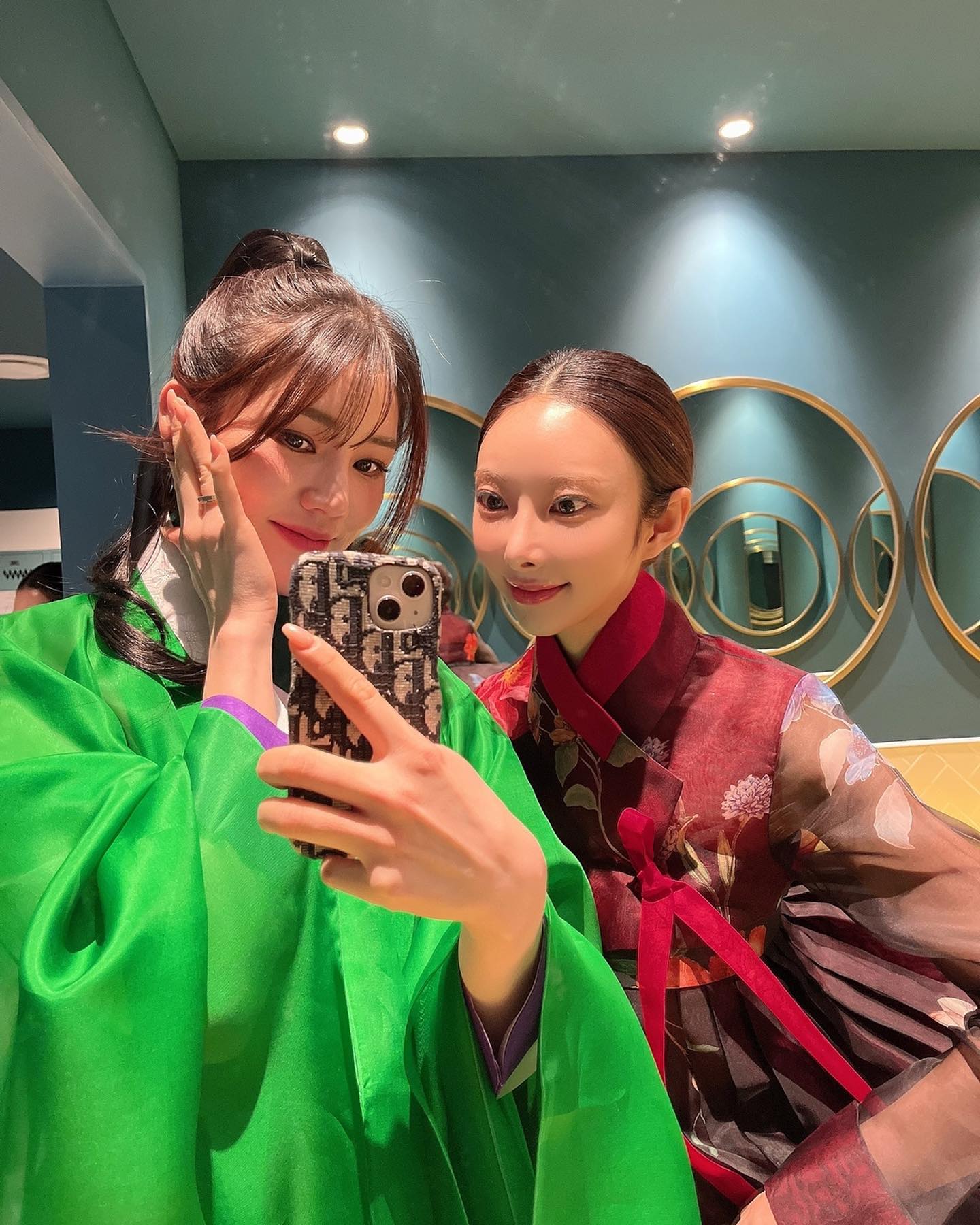 이번 쇼에서도 역시나 함께한 내사랑들🧡🤍
난또열심히 사진을 찍지않았나,,,,없다 부족하다 내님들과의사진이 부족해 ㅠㅠㅠㅠ다어디가셨는가,,,

————————————————————-

⚠️ 대한선 유사대회가 너무많이생기고있어요 
타대회랑 차원이다릅니다. 유사주의!!!

대한선 해외패션쇼는 정.부.초.청 으로 가는것이며

왕복항공권, 숙박, 화보촬영, 헤어메이크업, 한복, 차량, 의전 모두 무료 제공!! 👍🏻

**대한민국한복모델선발대회
korea_hanbokmodel 
jeong_samuel_
**인스파이어 리조트 한복패션쇼 디자이너선생님
hanbokdesigner_lee_eunjin 
hanbok.goong