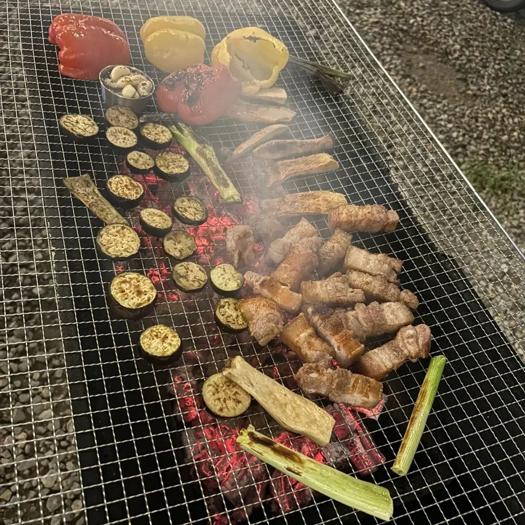 #협찬 여름휴가 시즌, 친구네 커플과 캠핑을 다녀왔어요🏕 사실 저희 커플은 꼽사리🤭
캠핑이 처음이라 너무 설렜는데 특히 캠핑음식이 가장 기대됐는데요. 

친구커플이 알아서 준비해왔더라구요.
귀찮게 마트가서 장 볼 필요없이 삼겹살, 소시지, 김치찌개까지 캠핑음식이 풀세트로 원하는 날짜에 배송까지 슝👍 

너무 편하고 무엇보다 정말 맛있었어요.
심지어 가성비도 최고라 집에서 해먹거나 펜션 놀러갈때 가져가도 좋을 것 같아요! 

맛있는 음식과 좋은 사람들 덕분에 첫 캠핑은 성공적이었답니다🫶 

📍구매링크
https://www.foodjang.com/goods/goods_view.php?goodsNo=1000000193 

#캠핑음식 #캠핑고기 #캠핑밀키트 #캠핑고기세트 #바비큐세트 #캠핑요리 #캠핑요리추천 #캠핑용고기 #캠핑먹거리 #캠핑메뉴 #캠핑장음식  #캠핑음식준비 #가성비캠핑음식 #가성비캠핑밀키트