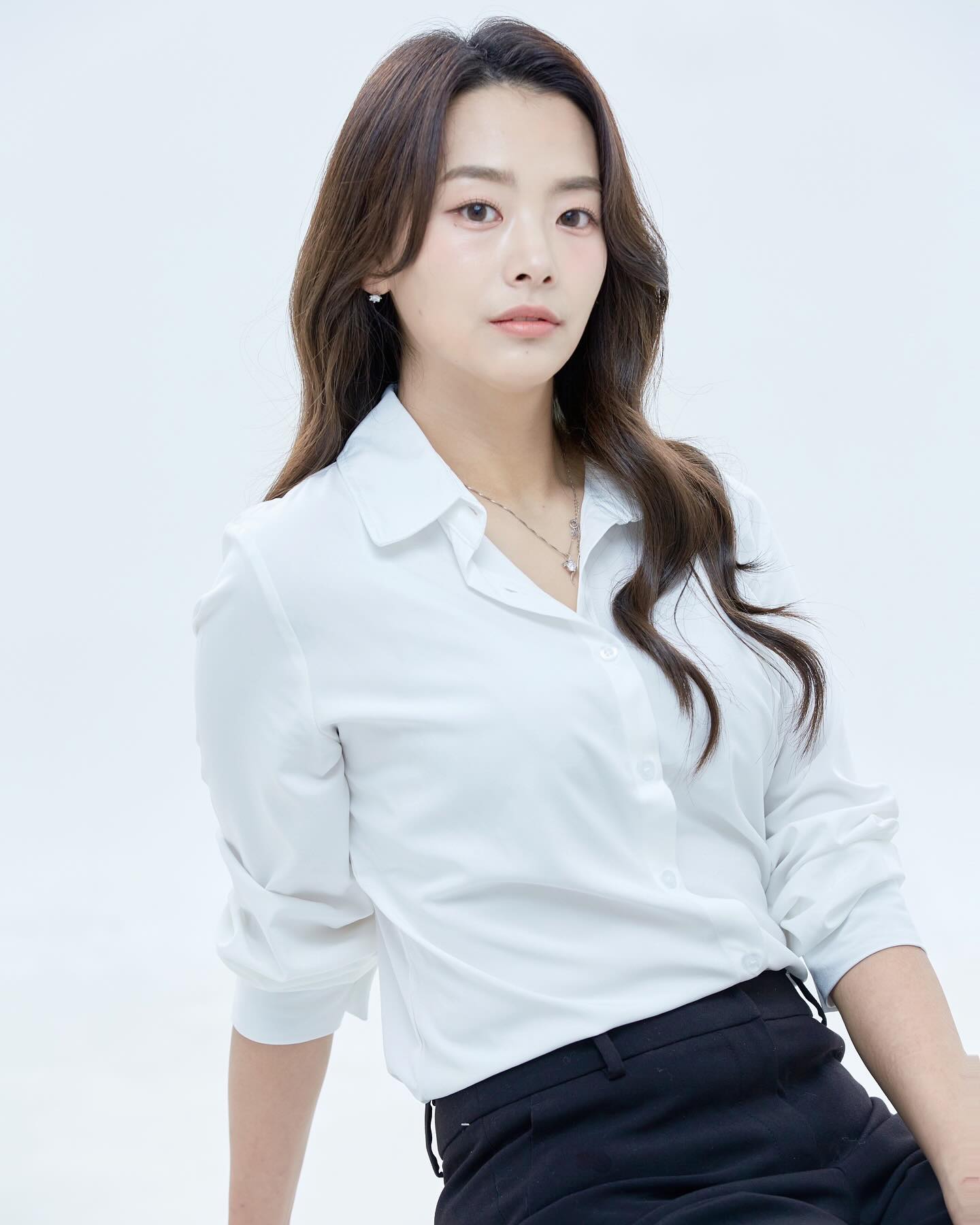 #오늘 

새로운 프로필을 찍었다 
포폴 작업을 하고보니 너무 러블리한 사진만 있어서
시크한 컨셉으로 찍었는데 
저 치명적인척 하는 표정 시키는데
너무 부끄러웤ㅋㅋㅋㅋㅋㅋㅋㅋㅋ
작가님은 괜찮다 괜찮다 하는데 
터져나오는 웃음때문에 혼났네 🤣
서하 아파서 3주나 본의아니게 쉬어버렸으니 
다시 열심히 달려야지 !! 
그나저나 벌써 연말이 코앞이라니.. 시간아 좀 천천히가아..

#스튜디오프로필 #강남피엔스튜디오프리미엄점 #청담헤츠 #메이크업 #쇼호스트프로필 #프로핉촬영 
#daily #profile #instagram #📷