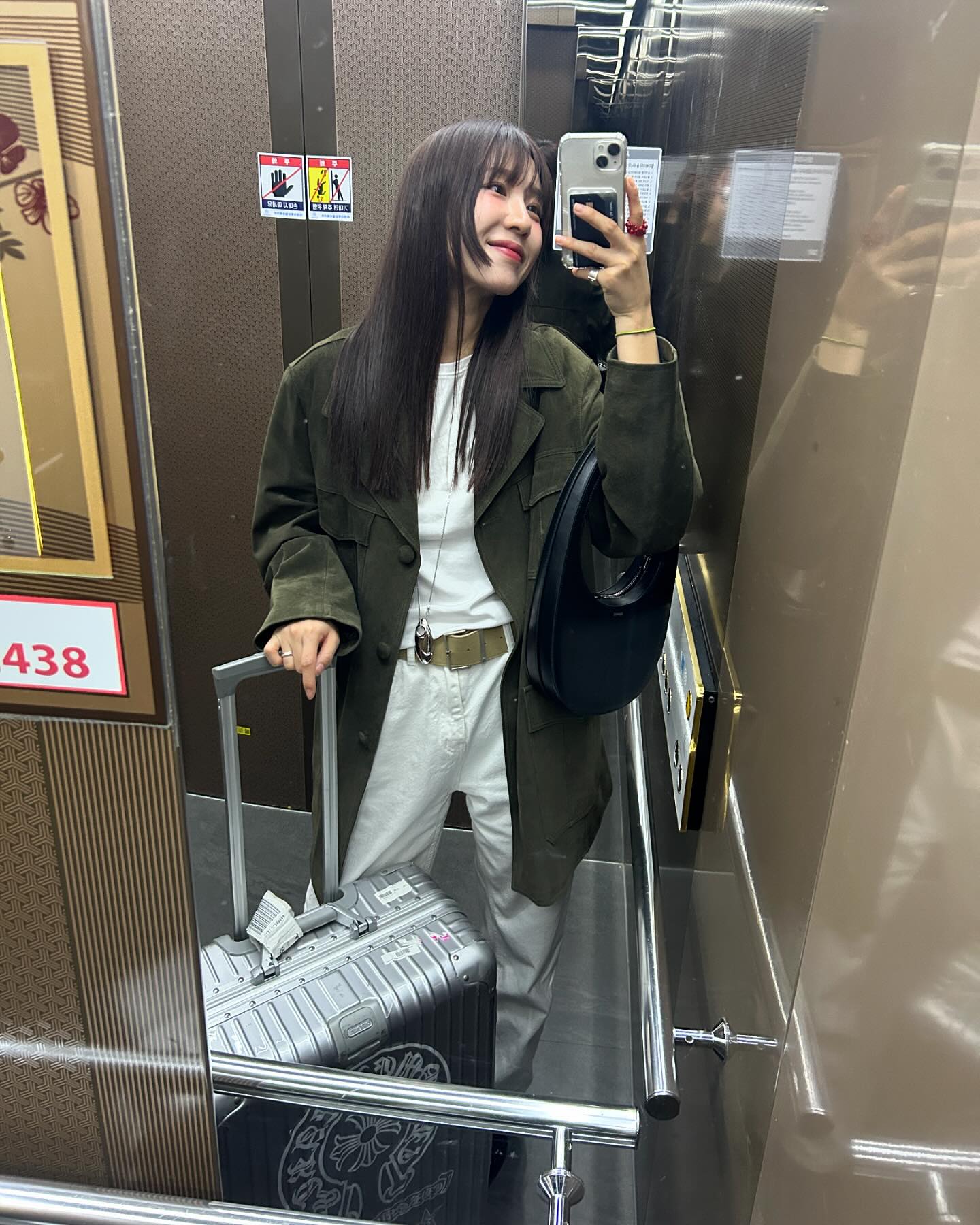 벌써 한달이나 된 재밌었던 제주도 여행
해장국 진짜 일주일 내내 먹을 수 있을 것 같음.
미역줄기에 흙돼지쌈은 소주 못참지~
작은엄마도 아시는 제주도 맛집 알아내고 즐거웠던 1일차^/^
일주일내내 비오는거였는데 날씨요정 y___r222 덕분에🩵