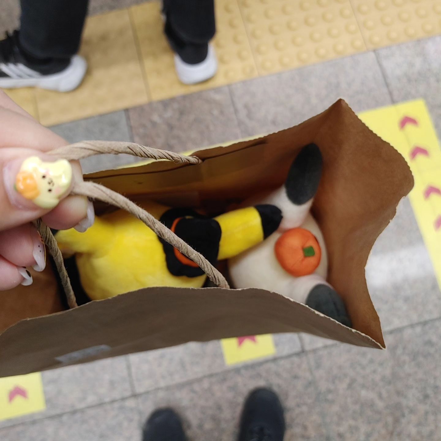 퇴근 후 운동 끝나고 귀가!
잠시나마 할로윈 느낌을 내준 귀여운 친구들과 함께 가는중!

집가서 새로 산 러쉬 제품 써보고 푹 자야지!

오늘도 내가 해냄!!

#오운완 #갓생살기 #어제보다나은오늘 #피카츄 #따라큐