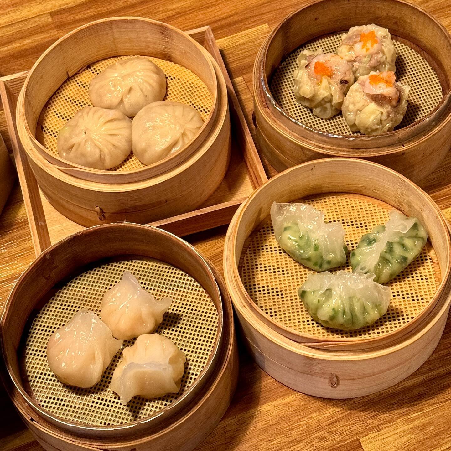 #협찬 🥟
딤섬과 감각있는 모던중식을 만날 수 있는 곳 #스팀하우스

✔️샤오마이, 새우 어혈교, 새우 하가우, 샤오롱바오 
✔️우육탕면, 유린기, 황금 볶음밥 

6가지의 딤섬과 그 외에  탄탄멘, 우육탕면 그리고 꿔바로우 
유린기 등등 다양한 요리들이 함께 해서 너무 좋더라구요👍

메뉴들이 다 특색 있고 깔끔해서 식사나 술안주에도 좋고
예약도 가능해서 미리 예약하고 방문하시는 거 추천❕❕

매장 자체 분위기가 깔끔하고 다찌와 테이블 자리가 다 있어서 
혼밥 하기에도 부담 없고 모임 하기에도 좋아보이더라구요😀

쌀쌀한 날씨에 육즙 터지는 딤섬 한입하니까 찐 행복…😭

위치는 안양 인덕원역 근처에 있었는데 근처에서 딤섬과 
홍콩음식 땡기시는 분들 방문하시에 좋을 거 같아요👍👍
 
안양에서 만나볼 수 있는 감각적인 모던중식 스팀하우스 ✔️

주소: 경기 안양시 동안구 인덕원로 19-2 1층

#스팀하우스인덕원점 #인덕원딤섬 #인덕원탄탄면 #인덕원꿔바로우 #인덕원만두 #인덕원중식 #안양관양동맛집 #홍콩식퓨전음식 #안양딤섬