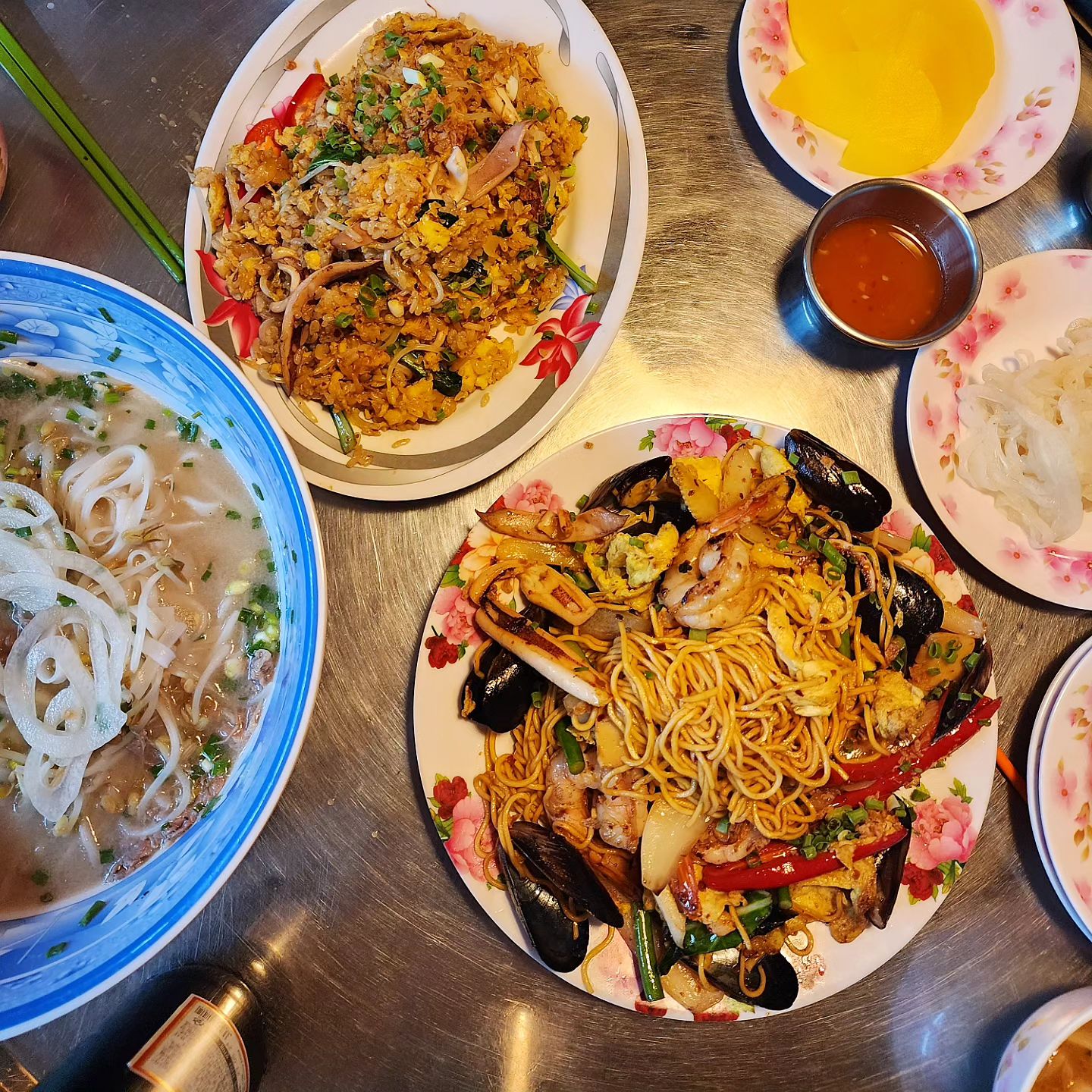 #협찬 #신당동맛집 #퍼부어신당점

추운날 뜨끈한 쌀국수
베트남 현지 로컬 식당 분위기
여행온 기분~!!!

👉소고기 쌀국수 퍼 보
사골육수로 맛을 낸 소고기 국수
L 라지 완전 양많아요 👍
깜짝 놀램
다른 쌀국수와 다르게 
국물이 굉장히 뽀얘요 사골쌀국수
국물한입 깊은 국물
계속 먹다 보니 설렁탕같은
K-쌀국수 맛
너무 익숙한 국물 맛

불향가득 석쇠불고기 덮밥

더현대 퍼부어 웨이팅맛집
신당역에 쌀국수집이 생겨서
넘 좋네요~!!

신당역 뒷골목 
황학동 도깨비 시장 근처예요~!

#신당역맛집 #신당동술집 #신당술집 #신당맛집 
#신당역술집 #힙당동 #힙당동맛집 #힙당동술집 
#힙당동데이트 #신당중앙시장맛집 #신당중앙시장술집 
#서울중앙시장맛집 #서울중앙시장술집 #신당쌀국수 
#신당동쌀국수  #스토리앤미디어 #스토리앤체험단