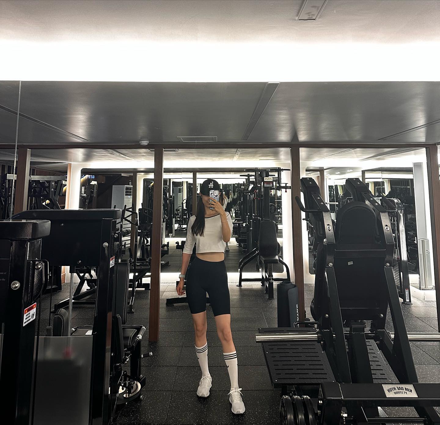 피티로 운동을 처음 배워보고 
할 수 있는 최대로? 열심히 운동했다. 

3개월간 주 5일 아침운동하기. 
식사 정해진 시간에 챙겨먹기. 
8시간 잠자기.

꾸준하게 3가지 챙겨가며 습관만들기 했다.

체지방률 6프로 감소는 
내가 나를 인정해주는 용기를 주었다. 
예전의 나는 최고의 경쟁자^_^

그러니까  앞으로 3-4개월 뒤의 내 모습이 또 궁금해서  계속 운동을 할거다!! 
화이팅 !!

몸무게는 부끄러우니까 가려야지:) 
#오운완
#운동기록 #운동일지#운동다짐#비포에프터 #눈바디#바디체크#헬스타그램#헬스하는여자#운동하는여자 #운동초보#운동자극#운동복#운동룩#체지방#체지방감량 #다이어트#다이어터#근력운동