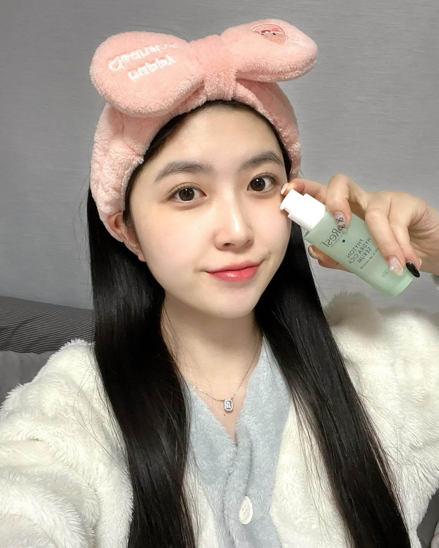#협찬 #포레스트 #포레스트텐션업초록병세럼

세럼 하나로 어려지는 피부 나이?! 2030부터 필요한 슬로우에이징에 딱인 제품💚

피부고민을 전반적으로 해결해준다는 세럼을 직접 사용해본 후기를 가져왔습니다😆

💚텍스처: 촉촉쫀쫀포뮬러 (저는 딱 알로에 수딩젤이 떠올랐어요! 완전 쫀쫀한 제형인데 촉촉하고 부드럽게 발려서 끈적거리지 않아요)
💚포레스트 텐션업 세럼으로 4주만에 슬로우에이징 5중 효과 (인체적용시험 증명)
💚세렴 한병으로 피부나이지수 -6
💚속보습&겉보습 챙겨주는 8종 히알루론산으로 점점 차오르는 광 그리고 모공 탄력 개선 효과까지!
👍텐션업 크림과 함께 사용 시 시너지 효과!

이 포스팅은 ’포레스트‘로부터 제품을 제공받아 체험 후 솔직하게 작성된 리뷰입니다.

#포레스트세럼 #슬로우에이징 #슬로우에이징세럼 #세럼추천 #세럼추천 #모공앰플 #안티에이징 #주름개선화장품 #모공세럼 #탄력앰플 #안티에이징세럼