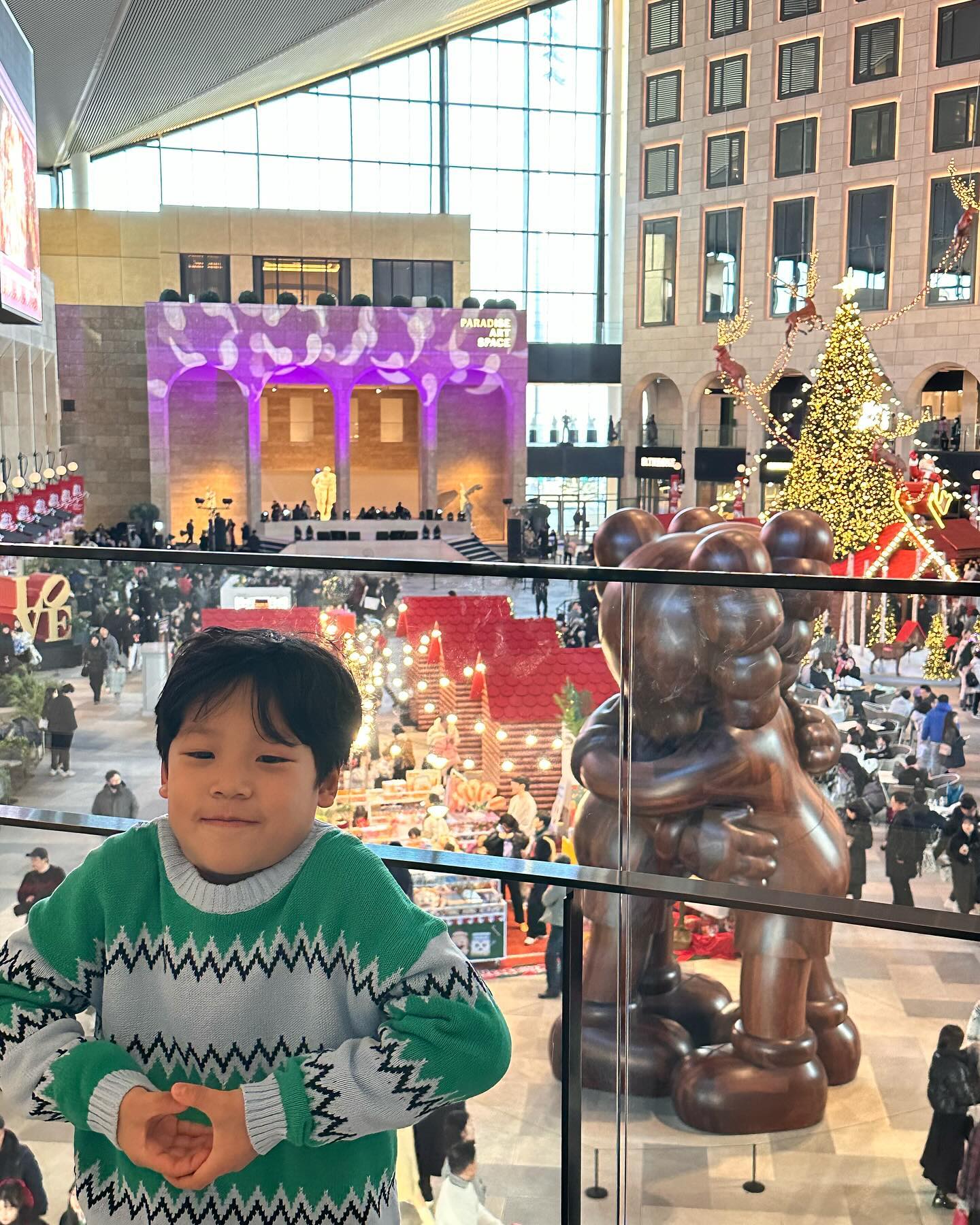 #7번째크리스마스🎅🏻❤️ 
승여니와 함께 보내는 일곱번째 멜크🎄

사람 많은 곳 별로 안 좋아하지만 클스마스 분위기는 역시 붐벼야 제 맛😉❤️

#크리스마스
#파라다이스시티 #파시티 #크리스마스파티 💚❤️