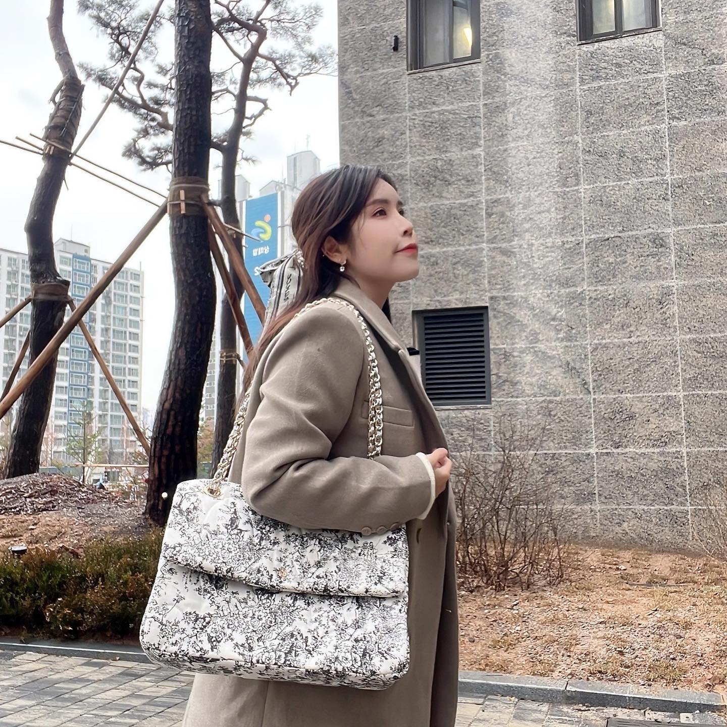 디자이너 가방 #휴젠느 ❤️
여성 숄더백 맛집 찾았다!

수납력 까지 챙겨 볼 수 있는 
취향저격 쉐니백👜