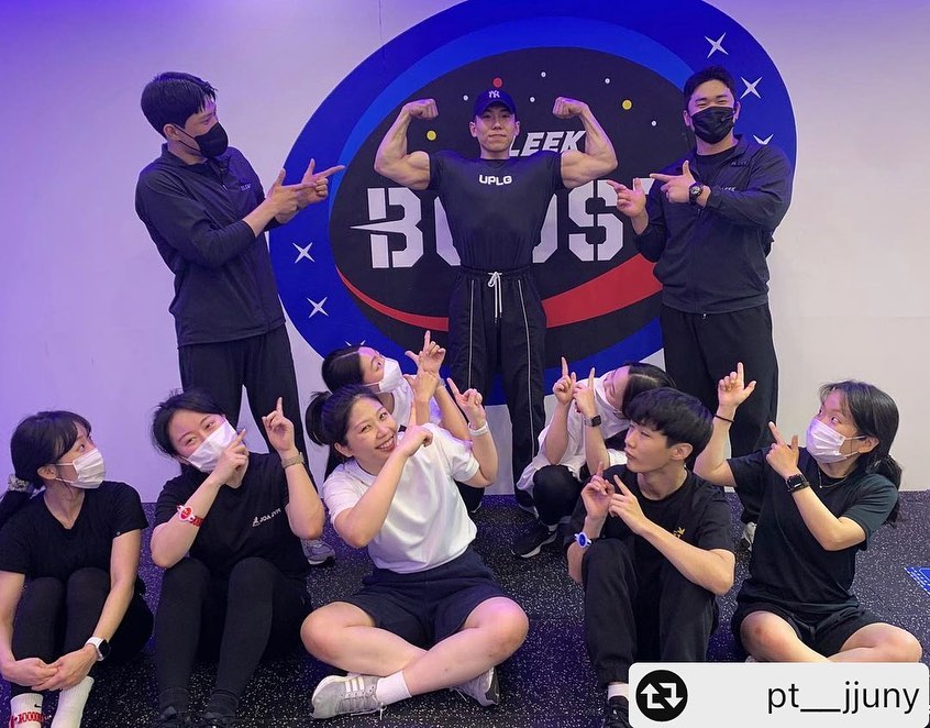 오늘은 2만 유튜버 헬쭌님!께서 남겨주신 정성스런 슬릭부스트리뷰!🔥🔥
▫️#헬아가 부터 #헬창 까지 즐길 수 있는 프로그램

▫️차원이 다른 #다이어트프로그램 

소중한 리뷰 감사합니다🙏🙏

23.5.9 화
오운완 👉 슬릭부스트🔥
BW 67.3kg
.
오랜만에 운동 피드를 적어봅니다!! 
며칠사이동안에 조금 일정이 바쁘다보니 
운동은 했는데 따로 피드 업로드는 못했습니다..ㅠㅠ
.
오늘은 sleekboost_gyesan 에서
체험권을 주셔서 한번 체험하고 왔는데
기존에 하던 웨이트트레이닝 하고는 
또 다른 매력이 있어 넘 재밋더라구요! 
수업이 별로 안힘들줄알고 개인운동 하고 
수업에 들어갔는데 
체력을 아껴둘껄 하고 후회했습니다..😂😂
50분수업을 했고 제가 원래 땀이 많지 않은데
옷이 촉촉해졌습니다..ㅋㅋㅋㅋ 
그래도 뭔가 이렇게 조져지니까 넘 좋은것같아요! 
진짜 몸에서 칼로리를 태우고 있는게 
느껴지는 느낌이랄까..?
그리고 또 재미있는게 테마가 다양해서 
요일별로 운동방식들이 다르더라구요!!
재미있고 짧고 굵게 조짐당하고 
싶은신분들은 진짜 추천드립니다! 
무료로 체험하실수도있으니 
꼭 한번 경험해보세요!! (나만 힘들수는 없으니까..ㅎㅎ)
.
내일 개인운동 할 수 있겠죠..?
오늘도 모두 고생하셨습니다👍👍