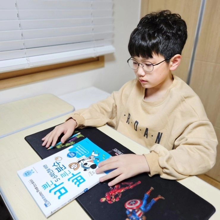 #협찬

수학공부를 하면 할수록 연산의 중요함을 점점 더 실감하게 되는 것 같아요. 기초가 없는데 갑자기 수학 만점자가 될 수는 없는 노릇이거든요.

그래서 매일 꾸준히 풀이하면서 예습과 복습을 반복하고있는데요, 꾸준히 하는것도 정말 중요한 수학능력자가 되는 길이 아닌가 생각합니다. 요즘은 수포자도 정말 많아서 꾸준히 놓지않고 하는게 정말 중요하잖아요.

그래서 10일에 완성하는 연산 총정리, 바쁜 5,6학년을 위한 바빠 빠른 분수 문제집은 필수로 풀어봐야하는 초등 문제집입니다. 물론, 초등교육을 시작하면서부터 중등이상이되도 꾸준히 풀어볼 수 있어요.

아이가 수학과 친해질 수 있는 여유까지 선물해주기 때문에 기분좋게 하루 10분, 미루지 않고 꾸준히 10일에 완성하는 연산 총정리 문제집, 바쁜 5,6학년을 위한 바빠 빠른 분수랍니다.

처음 시작할때 진단평가를 시작으로 문제를 어렵지않게 풀어볼 수 있도록 구성되어 있고, 놓치는 부분없이 꼼꼼히 풀이하고 과정까지 이해할 수 있도록 되어있기 때문에 아이에게 성취감까지 선물해주는 진짜 제대로 된 연산 총정리 문제집 바쁜 5,6학년을 위한 바빠 빠른 분수랍니다.

아이가 급하게 풀이하지 않아도 되고 부담스러울만큼의 문제 난이도를 처음부터 주지 않아서 차근차근 단계를 밟아가는 정석을 알 수 있는 초등 연산문제집이라서 엄마는 그저 든든하답니다.

스스로 풀이하는 시간이 만족스럽고, 결과가 더 만족스러움을 경험하다보면 알아서 척척 시간을 지켜가면서 정해진 시간동안 문제풀이를 하는 습관까지 기를 수 있도록 도와주기 때문에 너무 좋아요.

저의 개인적인 생각이지만, 10일에 완성하는 연산 총정리 문제집, 초등수학 문제집으로 너무 알차고 괜찮은 바쁜 5,6학년을 위한 바빠 빠른 분수까지 풀다보면 수포자는 되지 않을 것 같아요. 바빠 문제집으로 꾸준히 수학을 정복하러 고고!

#바빠
#초등문제집
#초등수학문제집
#10일에완성하는연산총정리
#바쁜5,6학년을위한바빠빠른분수
#분수문제집
#5학년수학문제집
#6학년수학문제집
