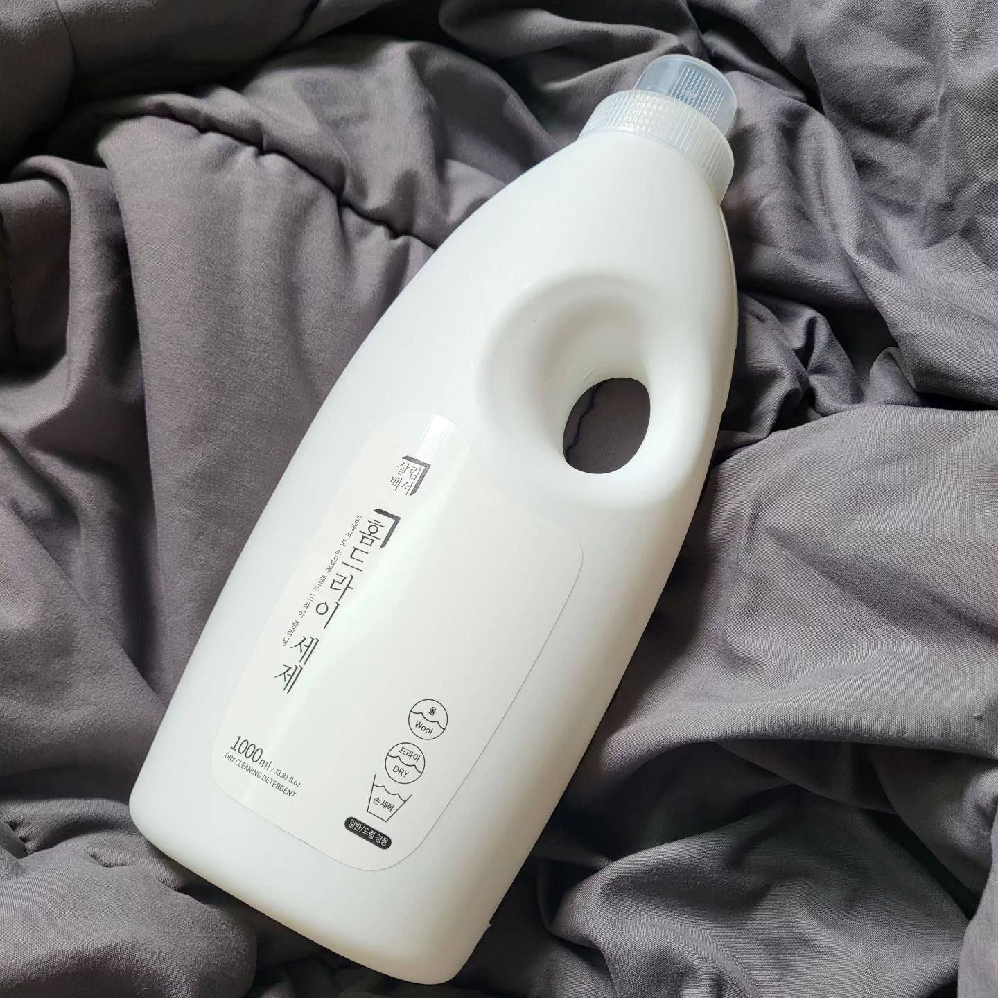#협찬 소중한 내 옷을 위한 현명한 선택, 살림백서의 홈드라이 세제를 소개해 드려요. 

코코넛에서 유래한 식물성 계면활성제가 함유된 살림백서의 홈드라이 세제는 피부자극 테스트에서도 저자극 판정을 받은 제품이예요. 
환경 뿐만 아니라 내 몸에도 이로운 세탁세제죠.
여기에 섬유 보호 효소로 변색과 보풀을 방지해 주고, 구연산을 넣어 빨래 쉰내를 제거해 준답니다. 
포근한 향도 제 마음에 쏙! 들었어요 🥰

저는 세탁기와 손세탁 모두 사용해 보았어요.
향이 은은하면서도 오래 가고, 표면도 더 매끄러운 것 같아 자꾸 손이 가는 거 있죠?

이제 환절기라 가을, 겨울 옷을 꺼낼 시기입니다. 
세탁할 일이 더 늘어난만큼 내 옷과 내 몸을 위해 살림백서 홈드라이 세제를 사용해 보시는 건 어떨까요?

homekeeping_official

#살림백서 #살림은백서빨 #홈드라이 #홈드라이세제 #니트 #니트관리 #니트세탁 #주방인테리어 #거실인테리어 #하우스그램 #홈스윗홈 #미니멀리즘 #살림스타그램 #화이트인테리어 #집인테리어