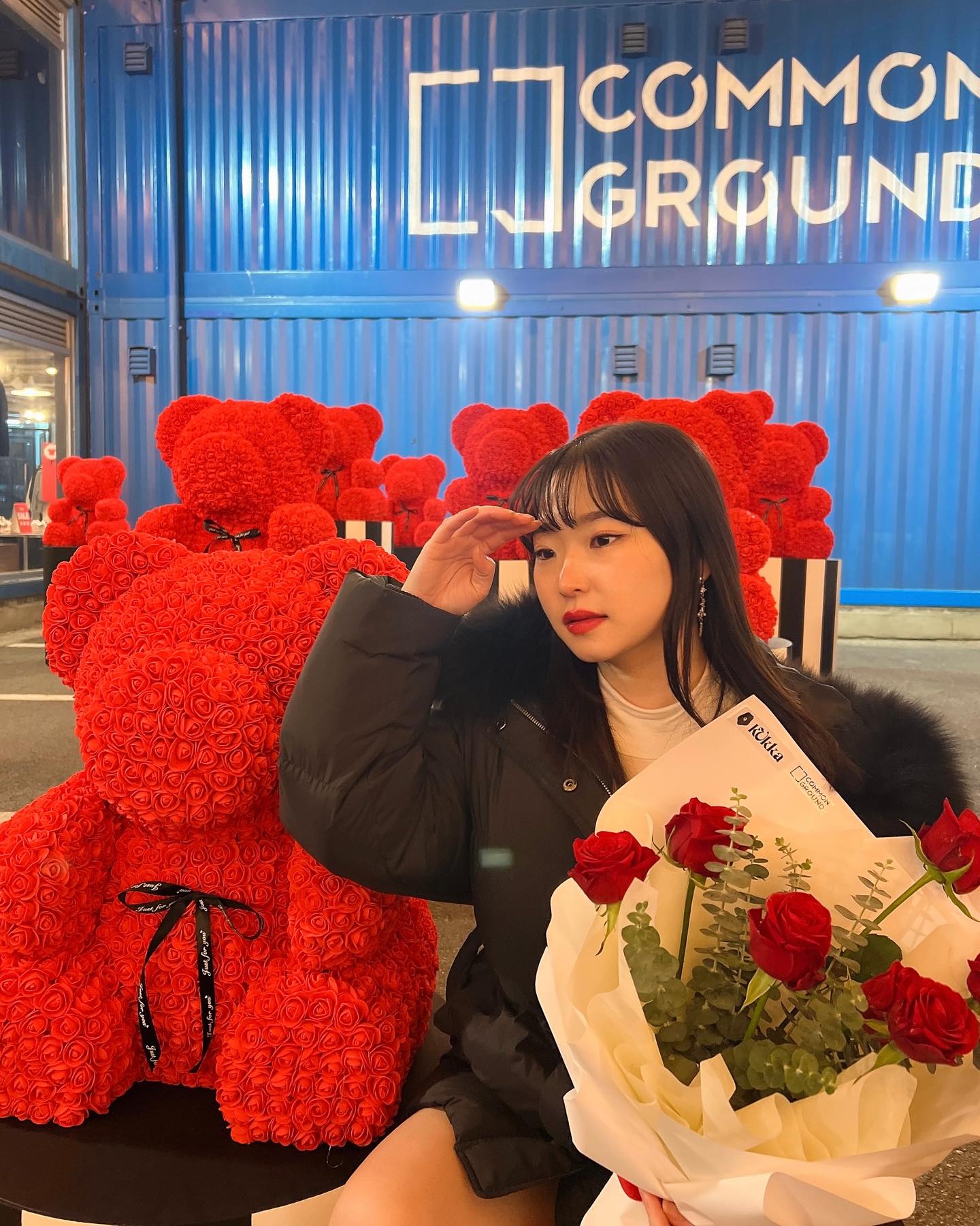 •초청•광고•
건대 핫플 커먼그라운드에서 발렌타인 데이를 맞이하여 로즈 베어를 활용한 포토존부터 다양한 이벤트를 준비했어요 💕

🌹광장 미션 이벤트 2/11(일) ~ 2/14(수) 14:00 - 21:00
-3가지 미션게임(포토존 촬영, 곰돌이 틀린그림찾기(사진인증), 3만원 이상 구매 영수증 지참)하면 100% 당첨 캡슐 드로우 참여가능해요💕

🌹드로우 이벤트 2/6(토) ~ 3/17(일) 당첨자 발표 3/22(금)
-5만원 이상 구매 후 구미 영수증 안내부스 응모함에 넣으면 이벤트 참여 완료 

예쁜 로즈베어 친구들이 많이 있어서 어디서 찍던 찐으로 예쁜 포토존이라 낮부터 밤까지 너무 예쁘게 찍을 수 있엇어요 🌹

울님들 데이트하러 커먼그라운드 가실래요 ~? 🫢🩷

📍건대 커먼그라운드 
▪️포토존 일정 : 2/6(토) ~ 3/17(일)
▪️서울 광진구 아차산로 200
.
.
.
#건대 #건대팝업 #서울포토존 #건대포토존 #커먼그라운드 #발렌타인데이 #서울팝업 #성수동핫플 #건대핫플 #성수팝업 #데이트코스 #서울데이트 #성수데이트 #건대데이트 #성수쇼핑 #건대커먼그라운드 #건대가볼만한곳