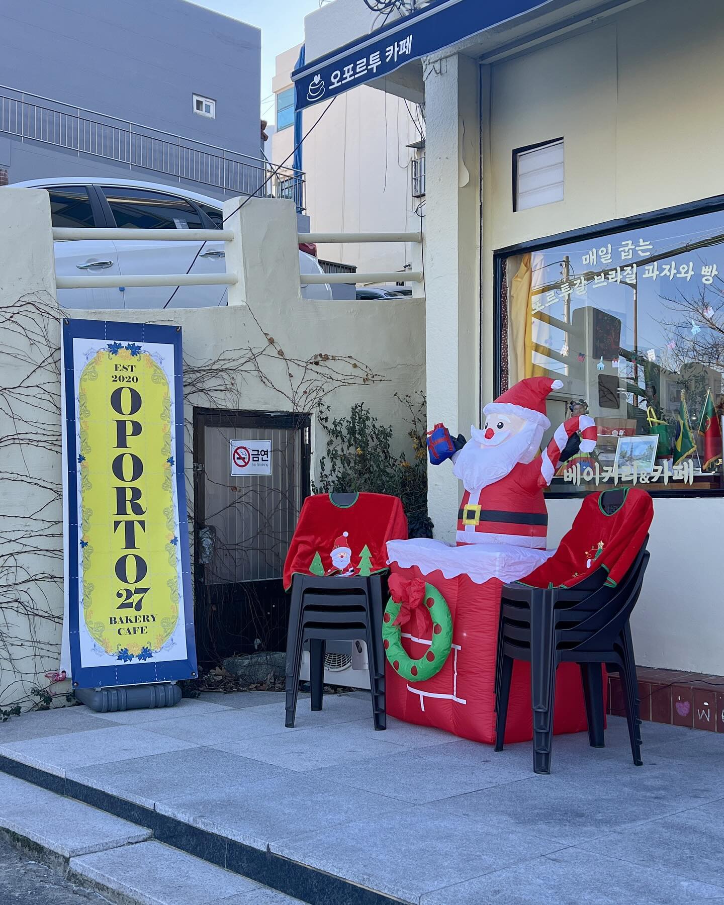 부산역 에그타르트 맛집🥚
-
🥚오포르투
▫영업시간 수 목 금 10:00 ~ 17:00
▫부산역 건너편 초량동
▫타르트외에 포르투갈 디저트 판매

부산역 초량동에 위치한 숨겨진 에그타르트 맛집입니다!!
타르트종류도 오리지널 치즈 무화과잼 3가지나 되고
진짜 바삭하고 너무 맛있어요 ㅎㅎ
근처에 귀여운 골목도 있어서 구경하는 재미도 있고
또 생서한 포르투갈 디저트들도 준비 돼 있어서
다양하게 맛보면 좋으실거에요◡̈ 
사장님도 너무 친절하셔서 기분도 더 업!!
부산역 근처 오시면 꼭 한 번 들려보세요!!
-
자세한 여행지정보와 꿀팁은 jun_due / 프로필블로그💌