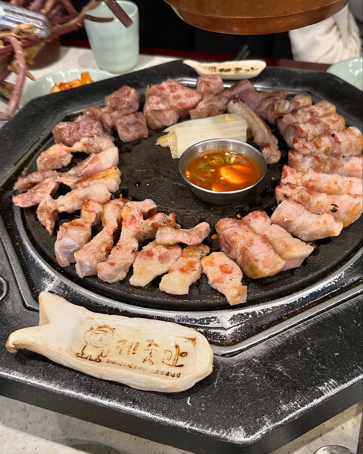부천 상동 맛집 • #제줏간부천상동점 #협찬 #리뷰노트
고기랑 사이드 알찬 구성! 제주도를 옮겨놓은 듯한 곳

▫️제줏간 2-3인 세트
▫️파송송 계란찜, 양푼비빔밥, 새콤달콤 쫄면

💬 기름장, 와사비, 파채부터 묵은지 고사리까지
뭐랑 먹어야할 지 기대되는 기본 구성부터 합격! 

직접 구워주시니 가만히 있으면 
편하게 초벌 구이 완성! 70-80 정도만 익혀 먹어도
고기 육즙과 식감이 살아나서 좋았습니다!

고사리랑 묵은지 구워서 쌈싸먹어도 좋고
클래식한 야채쌈에 쌈장도 찰떡.. 

여기 사이드가 맛있고 가성비 좋기로 유명해서
3개나 시켜버린 사람들.. 저요

먼저 쫄면은 소스 듬뿍 빨갛게 비벼서 고소매콤 
고기에 돌돌 말아 먹기 좋았고
계란찜은 폭신하니 비쥬얼 맛 좋고
양푼비빔밥도 양이 정말 많아서 좋았습니다👀

인테리어도 제주 그 자체고 
여럿이서 먹기 딱 좋은 구성이라 
모임하기 좋은 곳으로 추천합니다!

#상동맛집 #제줏간부천상동점 #상동고기집 #부천상동맛집 #부천가볼만한곳 #부천데이트 #부천핫플 #부천맛집추천 #부천핫플레이스 #부천데이트코스