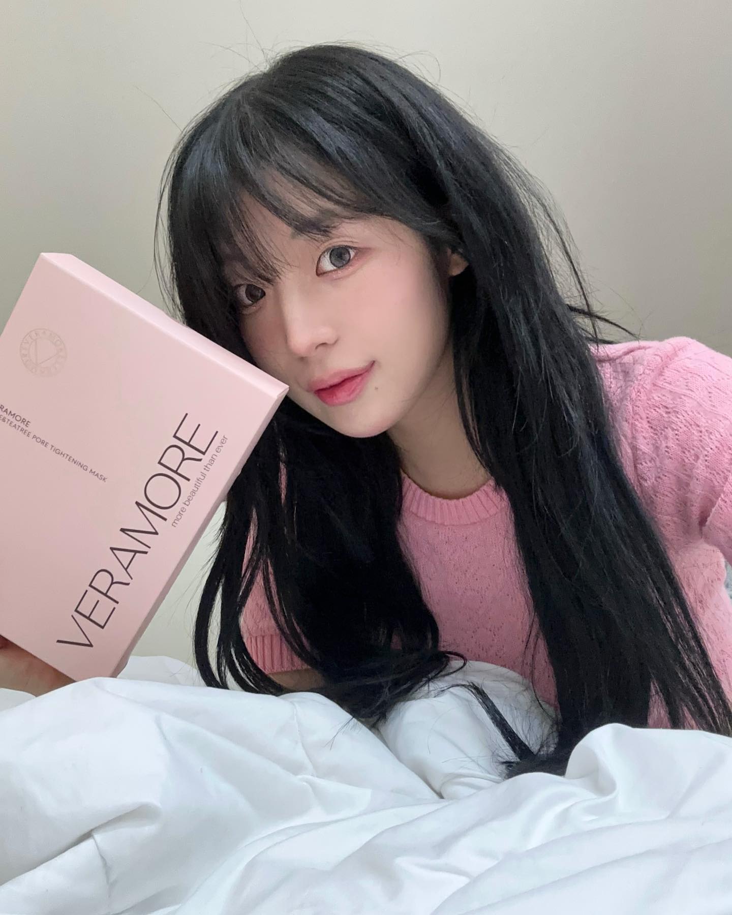 #광고 마스크팩이 왜이리 예쁜데요🥹💖
패키지부터 시트까지 딸기우유빛🍓🥛 #핑크팩 

겨울이라 피부 화장 쉽지 않죠? 🥲
왕건조해서 맨날 트고.. 그렇다고
크림 많이 바르면 밀리는 사람들 주목! 👊

화잘먹 치트키 핑크팩 먼저 붙이고
두드리기만 하면 화장 세상 잘먹어요 냠 😋

시중에 파는 그냥 일반 마스크팩보다 
수분감도 비교 안되게 쵹쵹해서 결 정리 장난 없음!
바쁜 아침 화장 전 기초 시간 확 줄어서 댕좋댜 🐶

베라모어를 이제야 알다니 🤦‍♀️
이제라도 알아서 다행.. 중요한 날 맨날 쓸거얏..💓

#비건뷰티 #마스크팩추천 #베라모어 #마스크팩 #핑크팩 #화장잘먹는팩