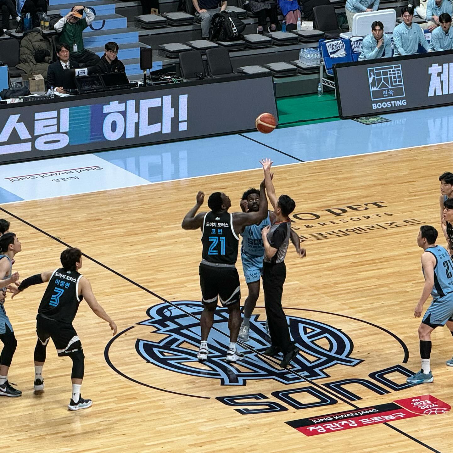 눈이 펑펑내리는데
응원하고싶어서 왔더니,
30점차로 지는걸 보고가겠네.

야구나 농구나
성질 버리는건 똑같네.

수비도안돼. 공격은더안돼.
이게 이정현없다고 생긴일은 절대 아닌것같은데.

의욕이있기는한건지. 🫠🫠

#소노 #소노스카이거너스 #직관 #눈오는날 #기분드럽