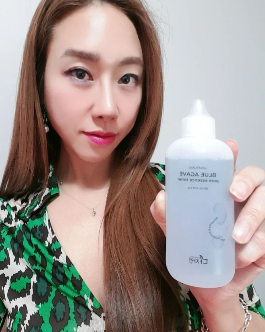 #협찬 #다자연토너 #블루아가베토너 #피지케어 #결광토너 #수분토너 #광채토너
블루아가베 포어 에센스토너 
BLUE AGAVE pore essence toner 200m.
묵은 각질. 블랙헤드. 화이트헤드 피지 제거. 거칠기는 감소하고 매끈한 피부됨. 끈적이지않으면서 촉촉하게 피부 수분을 채워주는 느낌이 좋음. 매끈하고 윤광나는 피부됨. 에센스 토너라 토너패드로 수분보충  후에 에센스나 세럼 생략가능. 다 흡수되고 난후 크림발라주니 좋음. 과일추출 각질제거 성분. 저자극 각질케어. 바르기만 해도 피부결. 수분관리 가능. #겨울보습관리 #미백 #주름#임상증명#수분량2.7배#증가#닥토#각질#블랙헤드#화이트헤드
