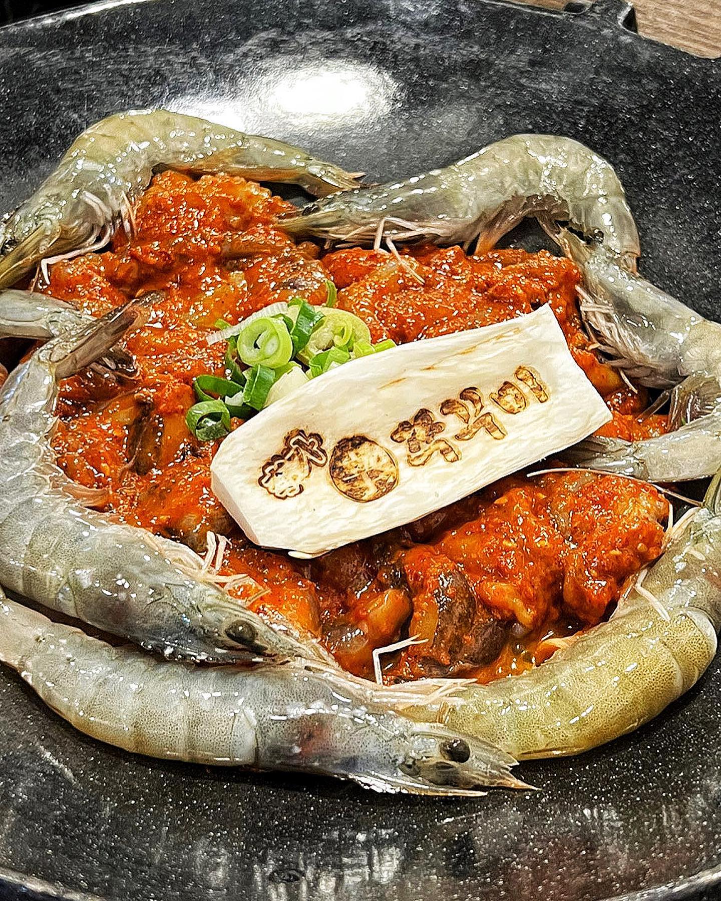 지인추천으로 알게된 쭈꾸미집 !!
서귀포 #이가신쭈꾸미 

여기는 캡사이신을 안쓰신다고해요 
그래서 그런지 많이 맵지않아요 

기본찬으로는 시원한 도토리묵사발,
기본전,  직접담그신 마늘쫑 장아찌
쌈무,  깻잎쌈, 마요네즈가 나와요

✔️ 깻잎에 마요네즈를 찍은
쭈꾸미한점올리고 마늘쫑장아찌까지 
쌈싸먹으면 진짜맛있어요 !!!

✔️쭈꾸미 한우대창이 유명합니다 
 (본문사진은 쭈꾸미 대하예요)

무엇보다 사장님이 정말 친절하세요 !!

마무리도 볶음밥은 필수인거 
다들아시죠 ?!!🤍

제주 서귀포시 이중섭로 12-1 1층 

#제주맛집 #서귀포맛집 #서귀포핫플 #신쭈꾸미 #서귀포신쭈 #서귀포이가신쭈꾸미 #쭈꾸미 #먹방스타그램 #먹스타소통
