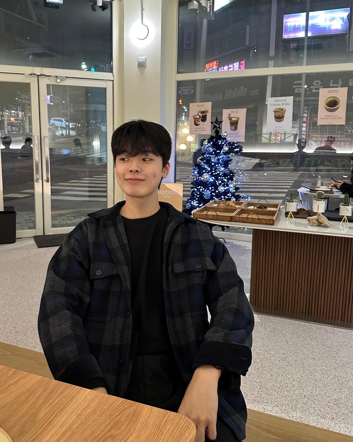 추운날에는 역시 카페지~!

☕️ : cafe_masso 

연수역 근처에 생긴 신상 카페에요 :)
플레이팅도 이쁘고 디저트가 정말 맛있어요!
조용하고 인테리어도 이뻐서 조용히 공부하거나 담소 나누기 좋은 곳이였어요 :)
사장님의 정성이 메뉴와 인테리어에서 잘 느껴져서 좋았습니다 :)

#masso#마쏘#연수역카페#연수동카페#카페추천