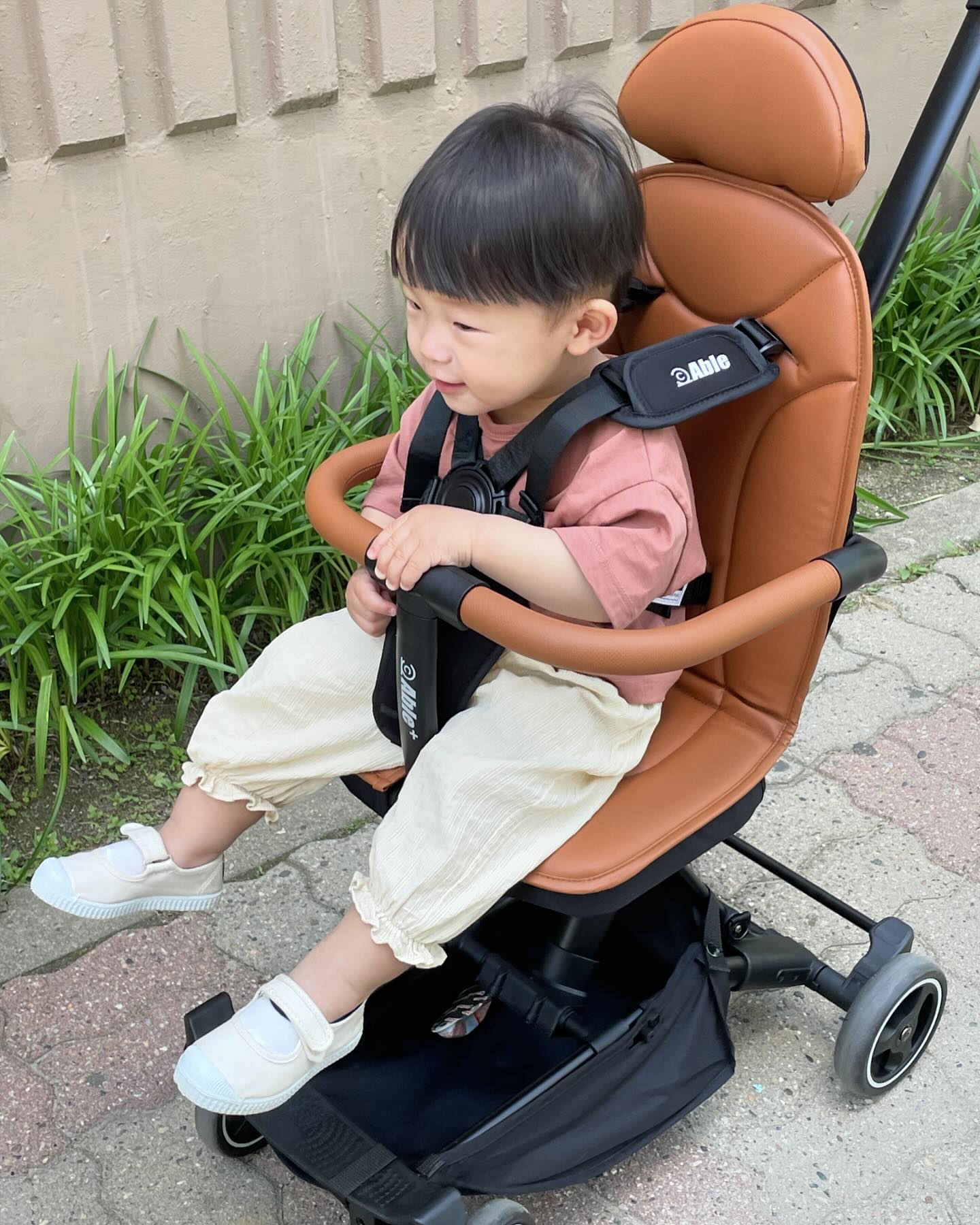 오래 기다린만큼 만족도 높은 #에이블유모카 👶🏻🍼
13개월에게 조금 이른가 했는데 여기서 밥도 먹고 잠도 잘잔답니다☺️☺️ 접었을 때 유모차보다 작고 손목에도 무리가 안가서 엄마는 만족... 요즘 찌효기 데일리카에요 🚗

통큰 미라이모에게 감사를 드리며.. ☁🤍
#에이블유모카플러스 #트라이크 #에이블트라이크 #휴대용유모차 #내돈내산 #유모카 #돌아기선물 #돌잔치선물