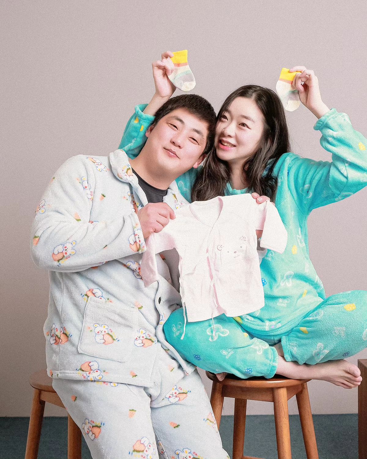 셀프촬영또하러갓다왓징
사장님이 어?얼마전에???
넹 또찍으러와쏘요 ^*^*^*^
처음보다마니늘엇다고칭찬받앗쥥 vV

그나저나예정일은4일밖에안남앗는데
밑구녕으로나올생각이업는거니
기어코배를갈라야나올꺼니
쭉쭉이너정말그럴꺼니😂

#39w3d
#십이월사진관
#만삭셀프촬영