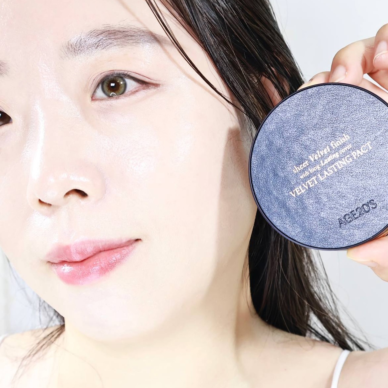 #광고 #커버력좋은팩트 #에이지투웨니스
age20s_official

AGE20’S 에이지투웨니스 벨벳 래스팅 팩트
21호 / SPF50+ / PA++++

쿠션 유목민에서 드디어 인생 팩트를 찾았습니다!!😆
올리브영 전체 순위 1위, AGE20’S 브랜드몰 1위 & 재구매 1위로 올영세일때 꼭 사야 하는 필수템 에이지투웨니스 벨벳 래스팅 팩트!!❤️

�
뷰티 유튜버 입소문템으로도 워낙 유명해서 아마 아시는 분들은 다 아실텐데요~~ 🙈
친구들 6명중에 3명이 쓰고 회사 과장님도 쓰신다고 해서 세대 막론하고 인기 실감한 제품이에요!👍👍

기존 파운데이션을 대체할 수 있는 파운데이션 + 크림팩트 조합의 아이템이라 언제 어디서나 간편하게 베이스 치트키로 쓰기 좋은데요!

적은 양으로도 초밀착 얇고 화사하게 하이커버할 수 있는데요. 들뜸이나 밀림, 각질부각 없이 고급스럽고 은은한 피부표현이 가능했어요. 

어성초수 60% 수분 베이스 함량이 높아 촉촉한 스킨케어링 메이크업이 가능하답니다~!높은 수분 함량 덕분에 발림성은 크리미하면서도 부드럽더라고요.😊

그리고 높은 파우더 함량에도 마무리감은 산뜻하면서도 적절하게 보송함이 느껴지더라고요~ 덕분에 답답한 느낌없이 보송한 느낌도 오래도록 지속가능했어요!

커버력은 또 어찌나 좋은지!! 👍👍깔끔하게 잡티부터 홍조, 붉은기와 트러블까지 모두 잡아주었는데요. 건조함 없이 촉촉한데 잡티는 깔끔하게 다~ 커버해주더라고요!

�볼쪽 피부는 벨벳 피니쉬로 마무리되서 고급스럽고 은은한 광이 돌았는데요~! 촉촉하면서도 보송한 느낌이 있어서 유분기가 부각되지 않아 여름에 쓰기도 좋아요. 

요즘 피부상태 완전 흑역사를 쓰고 있는데😭 요거 없인 이제 밖에 못나가겠어요😂

지속력은 무려 12시간을 버텨낸 지속력 갑인 제품이랍니다:) �아침에 화장하고 나와서 수정 메이크업 없이 밥도 2번 먹고, 양치도 하고 점심시간에 햇빛도 쬐고 습한 열기도 맞았는데 무너짐이 심하지 않아서 찐 만족스러웠어요! 

안사면 손해!💜
역시 올영 1위찍고 에이지투웨니스 브랜드몰 1위인 제품은 이유가 다 있네요~! 올리브영 온라인몰에서 구매도 가능하니 꼭 득템하시길 추천드려요😆

#커버팩트 #커버력좋은팩트 #고커버 #벨벳팩트 #올리브영화장품 #에이지투웨니스 #AGE20S #9년연속1위에이지투웨니스 #벨벳래스팅팩트 #하이커버 #크림팩트