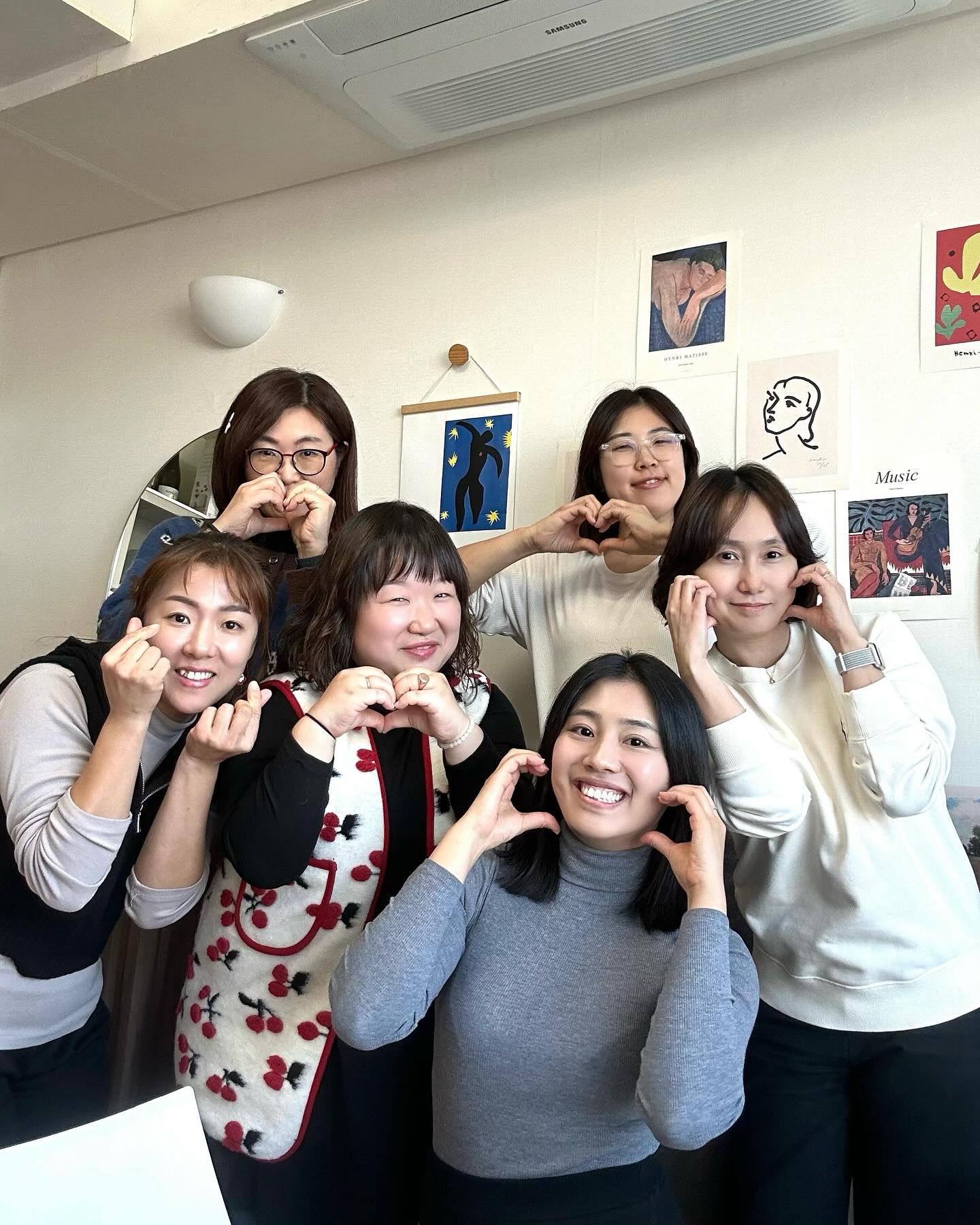 송년회 다녀오셨나요?🙈❤️

처음엔 주말인데 아이들과 신랑을 두고
모임을 나간다는게 부담스러웠는데-
다녀오고나선 다녀오기 정말 잘했다! 라고 느낀
알차고 재미있는 2023년 송년회를 다녀왔어요✔️

송년회에서 함께 맛있는 스시랑 피자를 먹은 것도 좋았지만
가장 좋았던 점은 ❤️2024년을 계획하는 시간을 함께 가져보면서 
서로에 대해서 이야기를 나누는 시간이였어요~

아이들을 키우면서 각자의 일을 한다는 것이
얼마나 외롭기도 고독하기도 두근거리기도 한 것인지
서로 공감대가 있는 모임이라서 너무 좋았습니다! 

1️⃣#숏폼강사 림피디님🥹 주최해주셔서 감사해요! 
2️⃣#감정코치 혀니쌤🫶🏻 #만다르트 강의 감사해요!
3️⃣#블로그강사 #김작가 님💗 블로그 지수 봐주셔서 감사해요!
4️⃣#영어강사 #소행성님 내적 친밀감 무엇?🙈
5️⃣#여행크리에이터 #안젤라 님🥹 누구보다 큰 열정 멋지세요!

함께 멋지게 살기 위해 애쓰시는 분들과
서로 응원하면서 2024년을 헤쳐나갈 용기를 얻었어요🙈❤️

이 글 읽으신 모든 분들 2024년에 용감하게
헤쳐나가실 수 있을거예요! 
수고많으셨어요 모두👍🏻

##영어강사하나쌤 #영어강사일상 #2024년준비