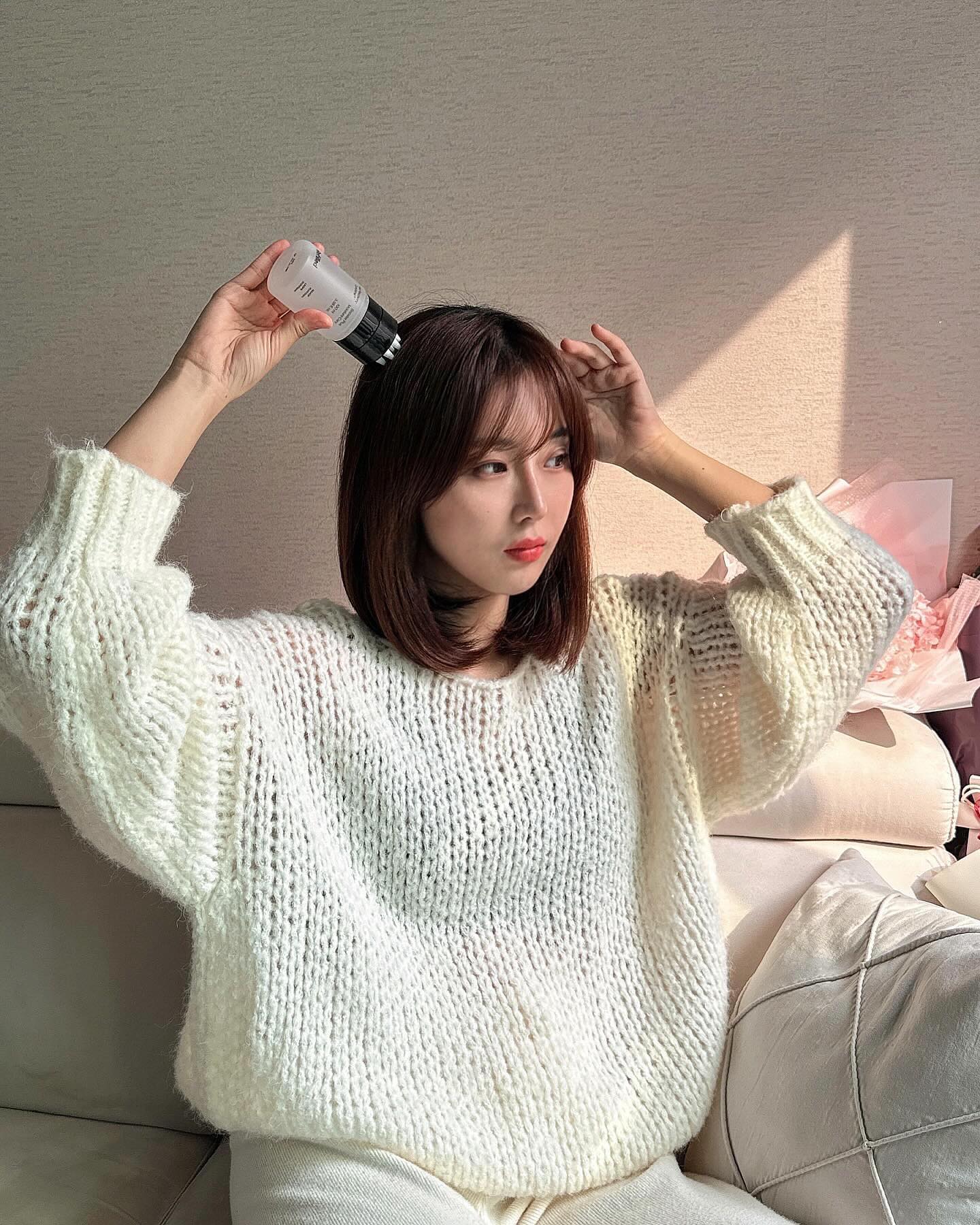 #협찬 refilled_official 
올리브영 판매 1위에 빛나는 품절대란템 
‘리필드헤어토닉 사이토카인부스터’

피부, 몸매 관리 등 모두 중요하지만 또 하나 절대로 
빠질 수 없는 관리 중 하나인 두피관리😉
저는 요즘 빠짐없이 사용하고 있는 아이템 중 하나인 
나이 들어 더욱 중요하게 생각하는 탈모관리를 위한 
품절대란템 리필드헤어토닉 사이토카인부스터를 
사용하고 있는 중이에요☺️
리필드 독점 성분, 사이토카인 2종으로 두피 속 영양을 
가득 채워 탈모 증상 완화 도움을 주니 미리미리 관리를 
해야 하는 것 중 하나라 생각합니다😌
혹시라도 사용 후 외출시 머리 떡짐 있을까? 생각해봤는데 
직접 사용 후 장시간 외출할 때 보면 떡짐이 없었어요👍

저자극 약산성 제품으로 남녀노소, 임산부도 가능한 
리필드헤어토닉 사이토카인부스터로 집에서 간단히 
두피 홈 케어하며 미리미리 관리 해보세요😊

.
.
.
#리필드 #헤어토닉 #두피케어 #탈모케어 #올리브영헤어토닉 #두피홈케어 #리필드헤어토닉 #두피관리 #탈모관리 #자기관리 #헤어관리 #홈케어 #두피관리추천 #홈케어추천 #탈모고민 #올리브영추천템 #올리브영 #올리브영추천 #홈케어제품