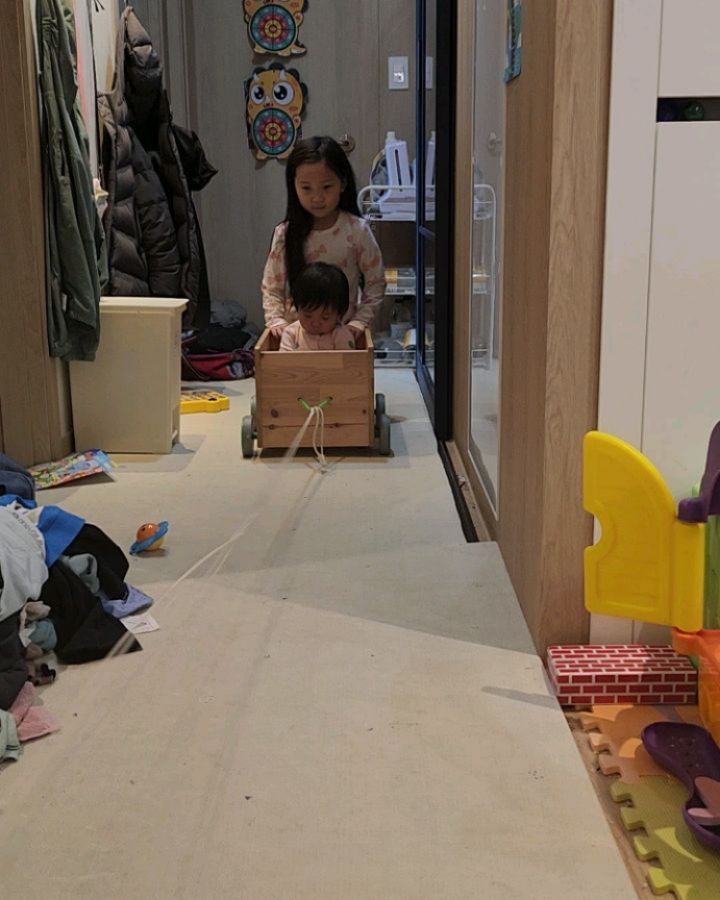 언니오빠랑 집에서 노는법♡

하령이공간에 언니오빠침투ㅋ

8.8키로!

하령이가 3-5발을 걸었어요!!!!(2/3)

오늘은 교회에 돌 떡돌렸구요

2/10일이 첫 생일이고 설날이라~~

미끄럼틀은 한번 뒤로 타는거 알려주니

그담부터 저렇게 혼자 내려오는거 있죠?!!

대박사건!!^^♡