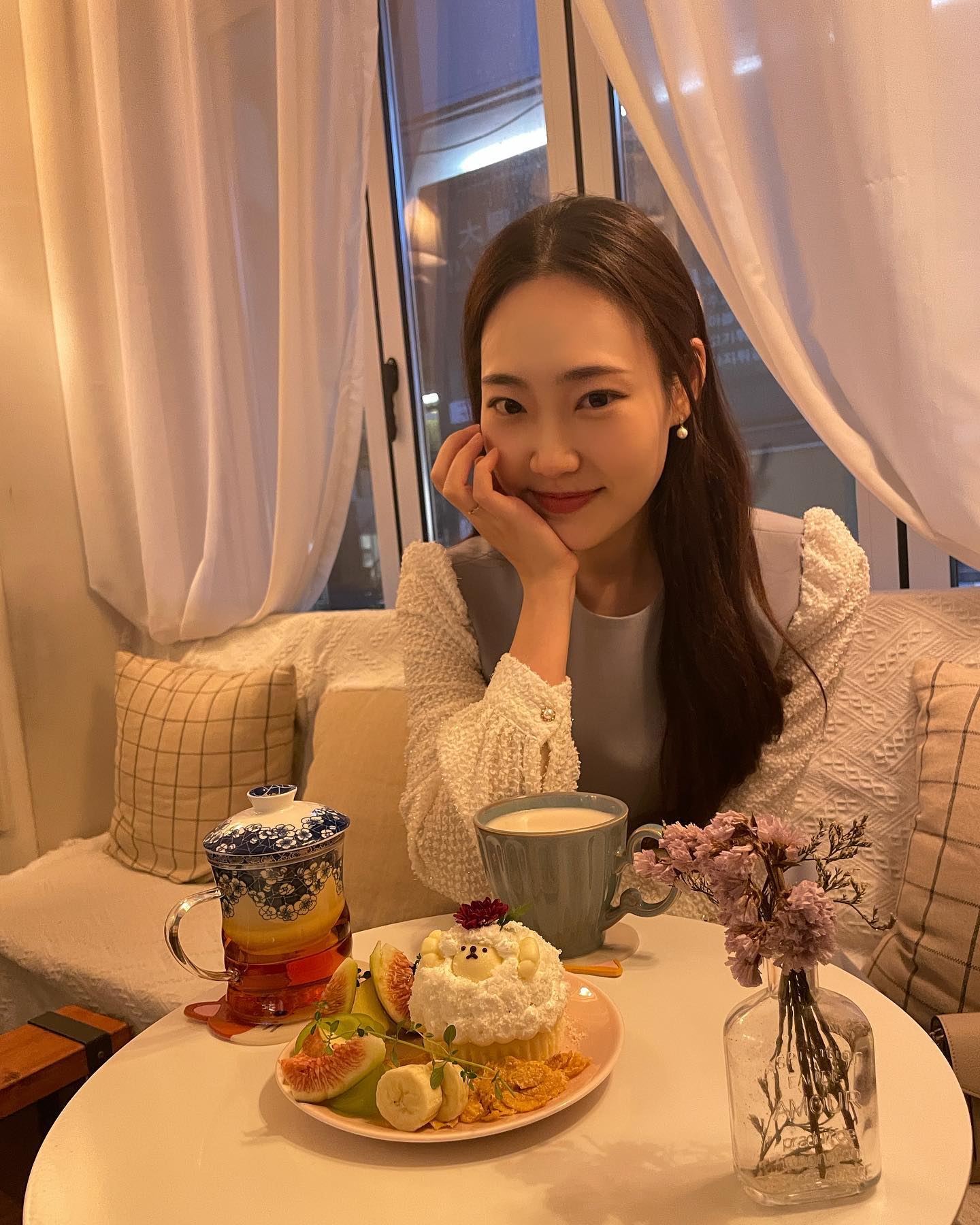 오랜만에 카페추천☕️
아기자기한 인테리어에 따뜻한 분위기도 연말느낌 물씬나고 
음악도 내취향인 카페발견!!

디저트도 너무 귀여움>< 양케이크라니🐑
사실 보자마자 너무 귀여워서 주문했는데 옥수수맛케이크였음🌽 뻔하지 않고 의외인데 고소하고 맛있어서 한이랑 둘다 놀랬당😮❣️ 곰돌이케이크 맛도 궁금궁금