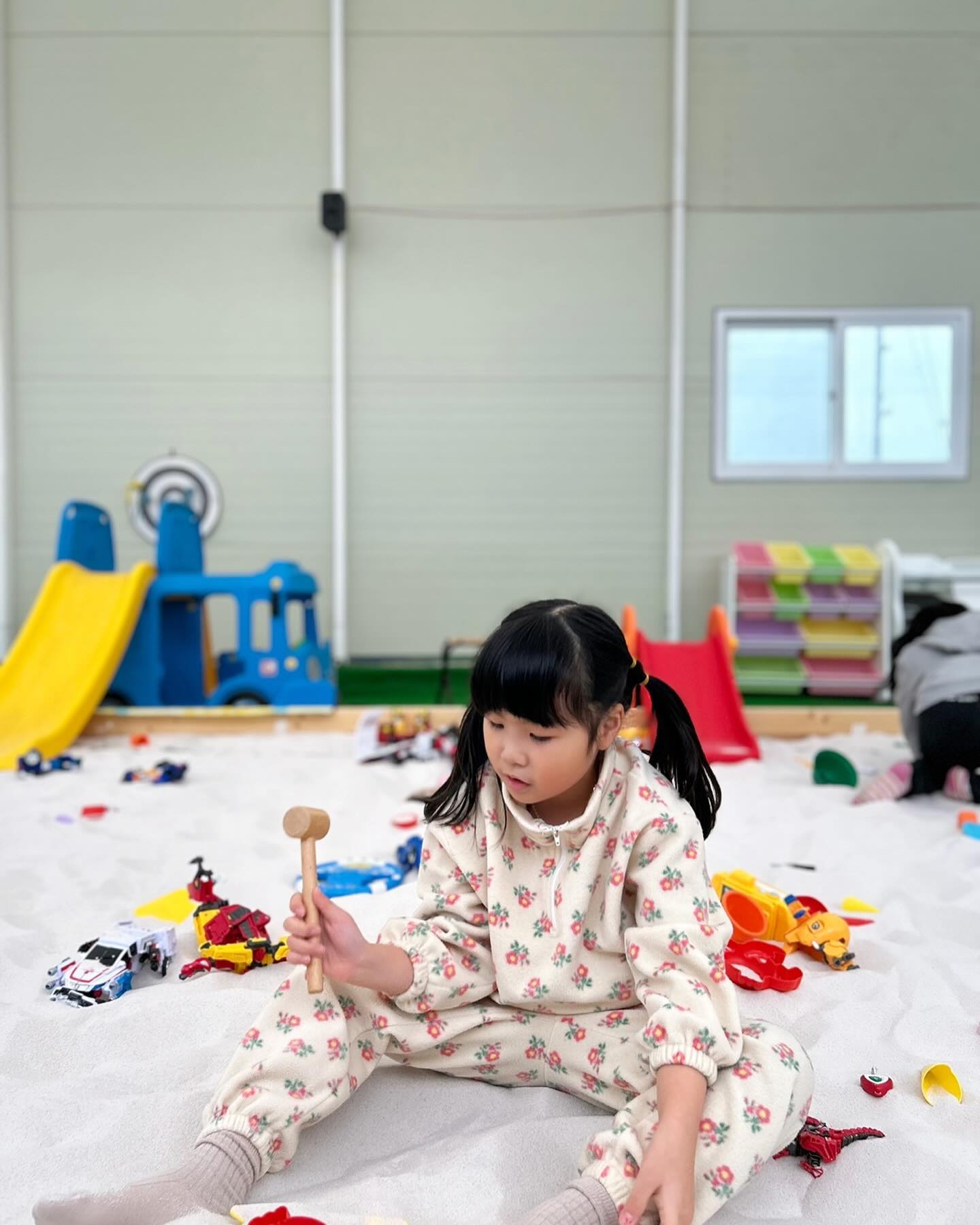 토요일 일상 . 딸기따기 하고싶대서 유치원에서 갔다왔다던 딸기농장 방문..ㅎㅎ우연히 피아노학원친구를 만났는데, 다른친구들도 같이와서 잘 놀았다😊 전부 같은학교갈 아이들 이라는데~~ 나윤이도 자연스레 끼워주고 같이놀자하구 넘차캐 🤭🤭
︎⠀⠀⠀⠀⠀
⠀
⠀⠀⠀⠀⠀⠀