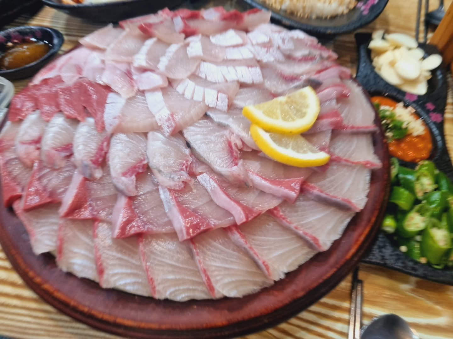 겨울하면 뭐겠어요? 방어회죠!🐟
방어는 겨울에 살이 오르고 근육이 탄탄해져서
고소하면서도 쫄깃한 식감이 최고👍👍

매일매일 사장님이 횟감과 해산물을 공수해오니
신선함은 두말하면 잔소리😆
올레시장 근처에 있어서 시장구경하고
회먹으러 가도 좋고 서귀포시민회관에 주차하면되요!

👉제주 서귀포시 동문동로 2 (서귀동 254-6)
👉064-762-7878
👉라스트오더 22시, 홀마감 22시30분, 회포장은 23시까지

주문 후 조리해주시기 때문에 신선하고
무엇보다 너무너무 맛있어요😍
진짜 맛있는 방어회 먹고 싶다면 가보세요

#제주방어회 #제주방어횟집, #제주방어회맛집 #제주방어맛집
#제주도방어횟집 #제주도방어회 #제주도방어회맛집 #제주도방어맛집
#서귀포방어회 #서귀포방어회맛집 #서귀포방어맛집 #서귀포방어횟집
#서귀포시방어회 #서귀포시방어회맛집 #서귀포시방어맛집 #서귀포시방어횟집#서귀동방어회 #서귀동횟집 #서귀동방어맛집 
#제철방어회 #제철방어회맛집 #제철방어횟집 #나원회포차